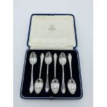 A set of 6 silver teaspoons by Mappin & Webb, hallmarked London 1928, in original case. Estimate £