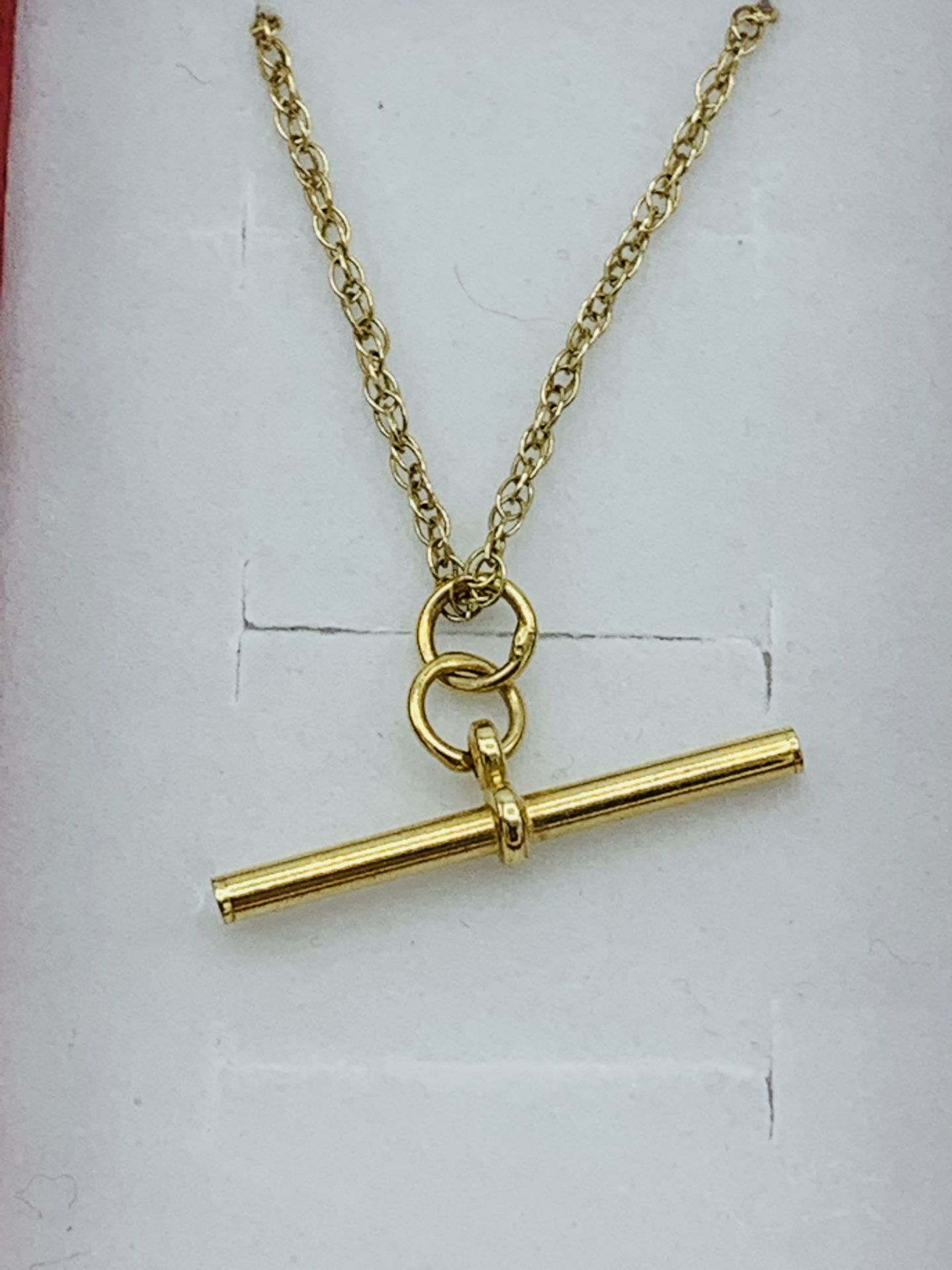 9ct yellow gold bar necklace, weight 1.9gms. Estimate £30-40.