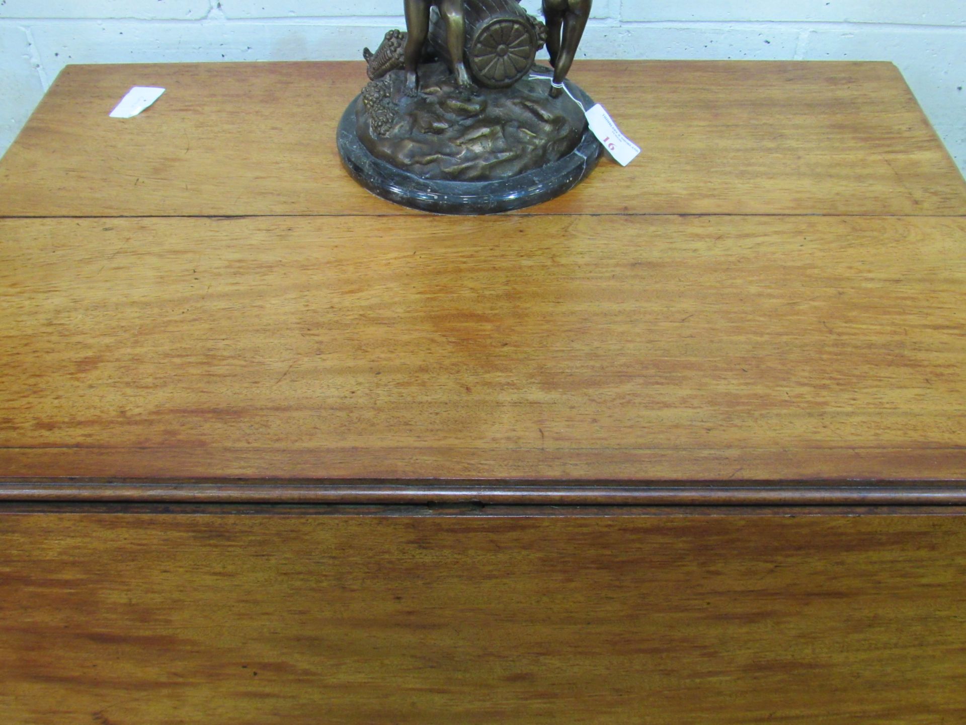 Victorian Mahogany extendable pedestal drop-side table, complete with leaf, 120(open) x 96 x - Image 4 of 4