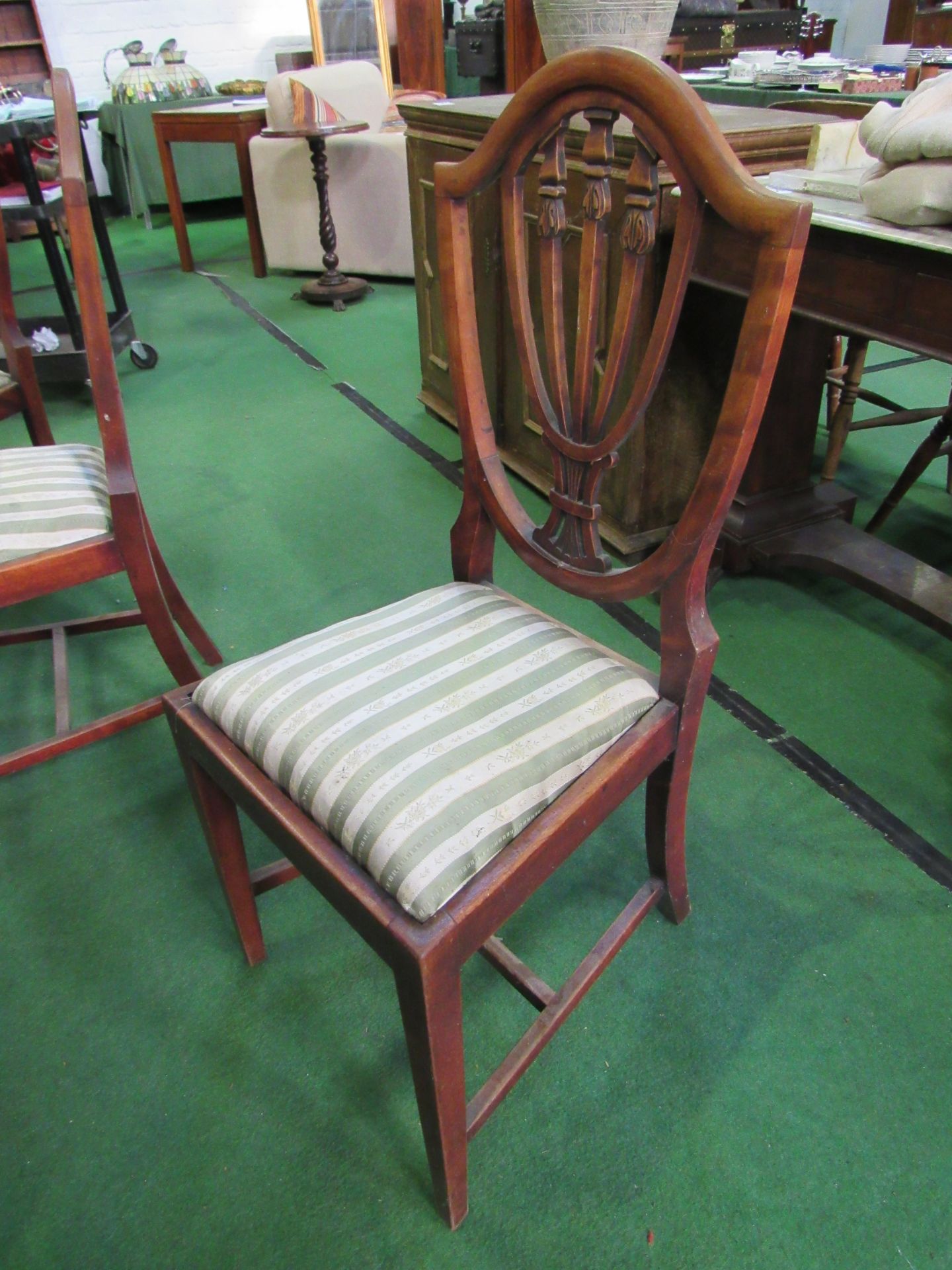 Set of 6 shield back Hepplewhite style dining chairs and 2 matching carvers. Estimate £120-150. - Image 4 of 6