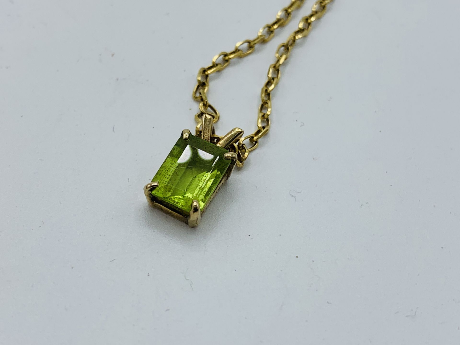 9ct yellow gold pendant necklace. Estimate £30-40. - Image 3 of 3