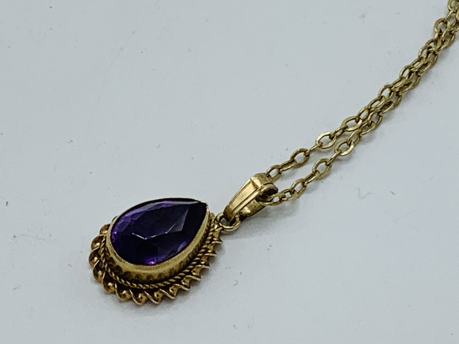 9ct yellow gold amethyst necklace. Estimate £30-40. - Image 2 of 3