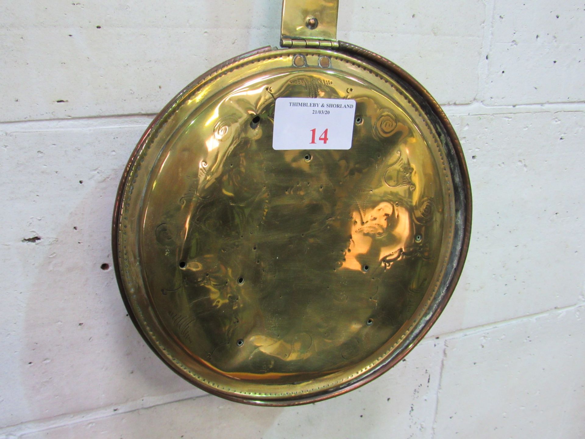 Brass and copper long handled bed warming pan. Estimate £10-20. - Image 3 of 3