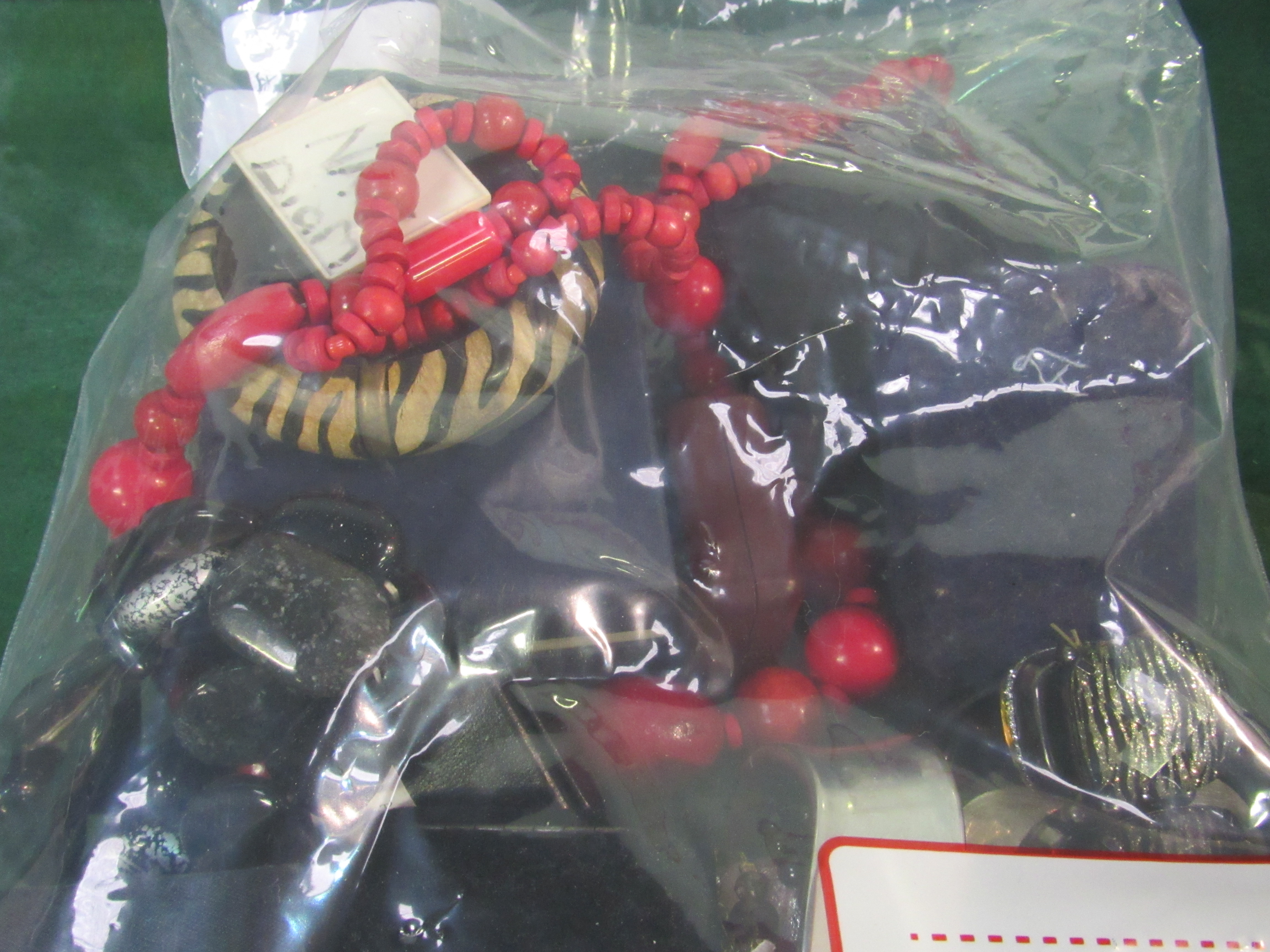 3 bags of costume jewellery. Estimate £15-30.