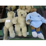 6 antique and vintage teddy bears. Estimate £60-80.