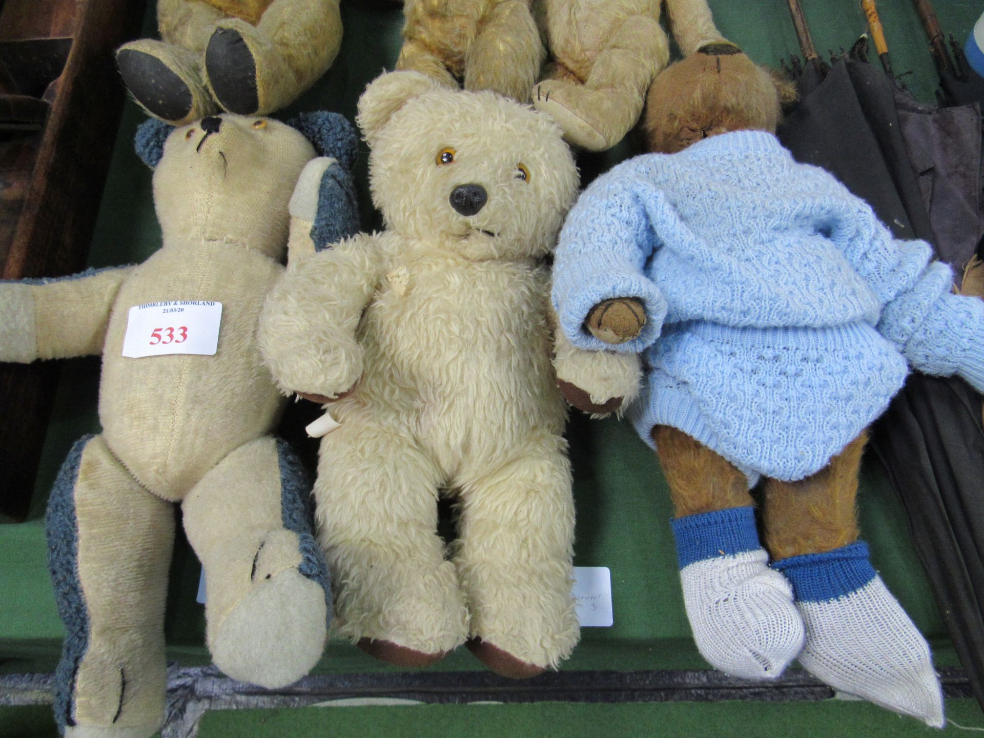 6 antique and vintage teddy bears. Estimate £60-80.