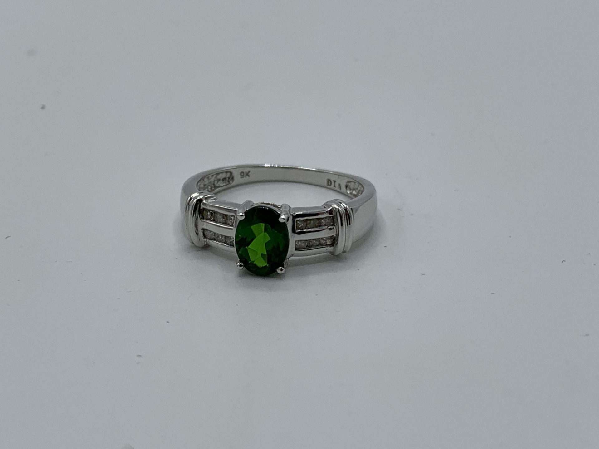 9ct white gold ring with centre green stone and diamonds to shoulder, weight 2.5gm, size O. Estimate - Image 2 of 2