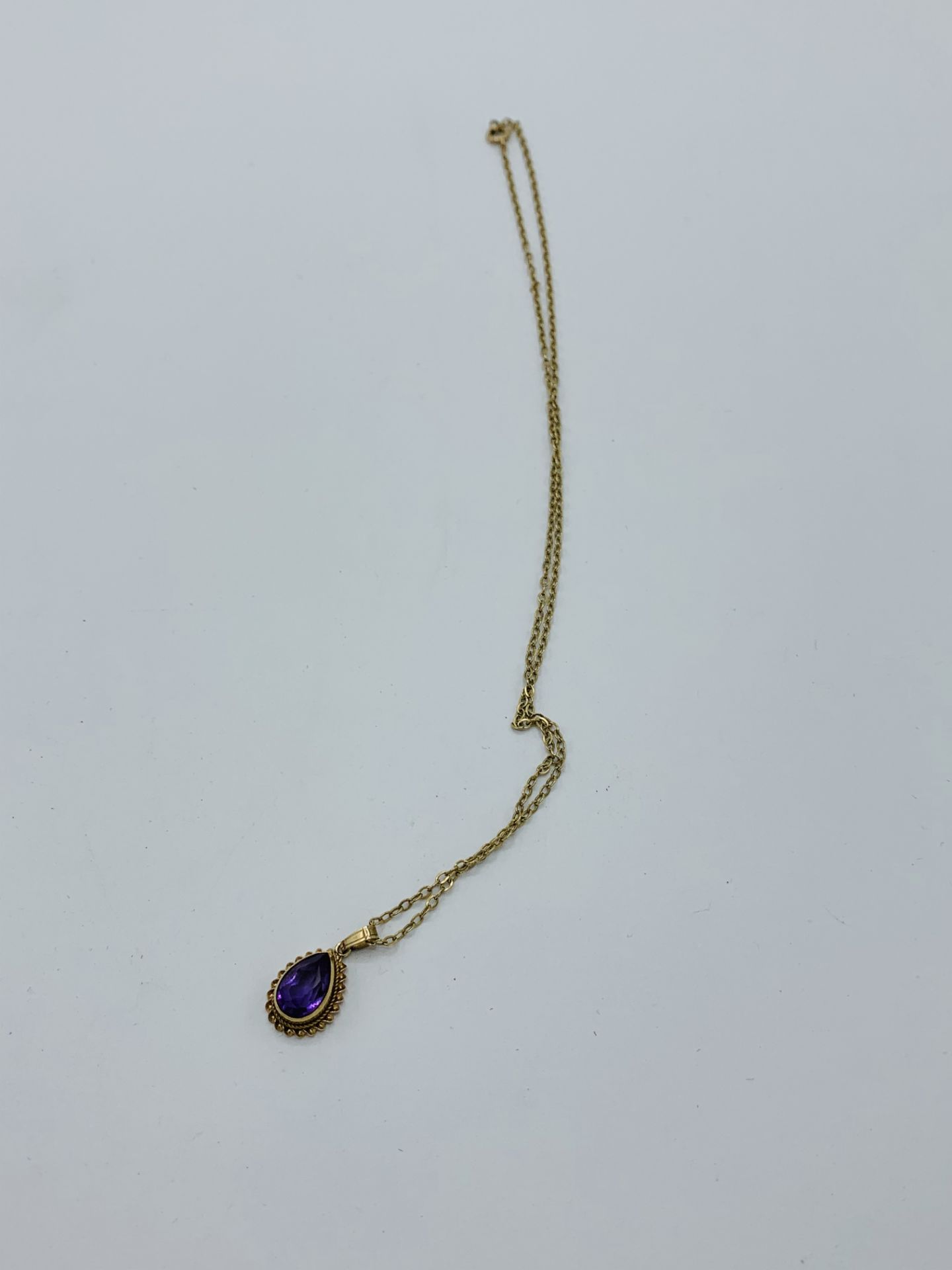 9ct yellow gold amethyst necklace. Estimate £30-40. - Image 3 of 3