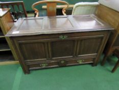 18th Century oak panelled mule chest, with drawer beneath, 122 x 56 x 68cms. Estimate £100-150.