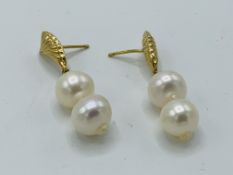 9ct gold and pearl drop earrings. Estimate £20-30.