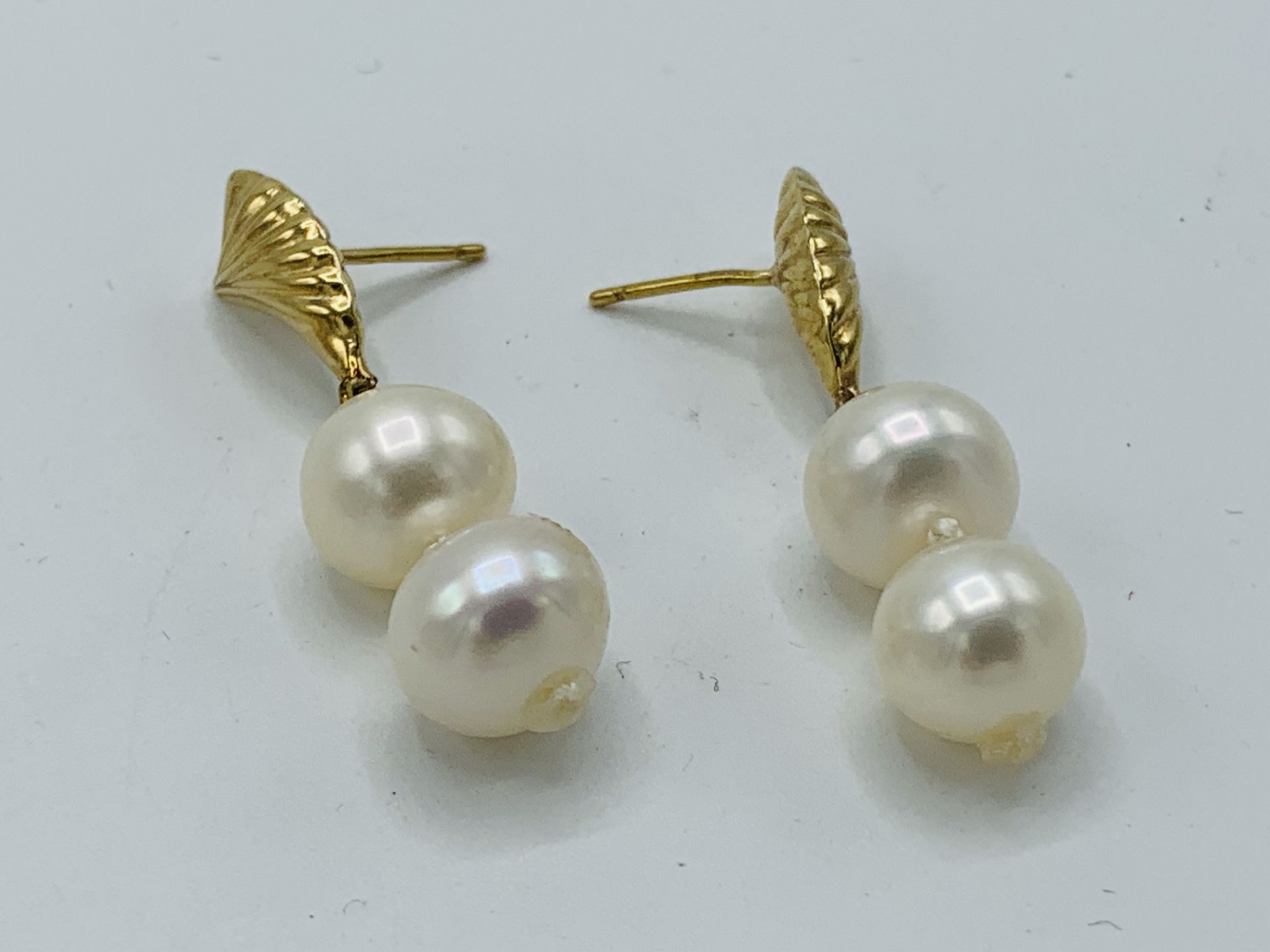 9ct gold and pearl drop earrings. Estimate £20-30.