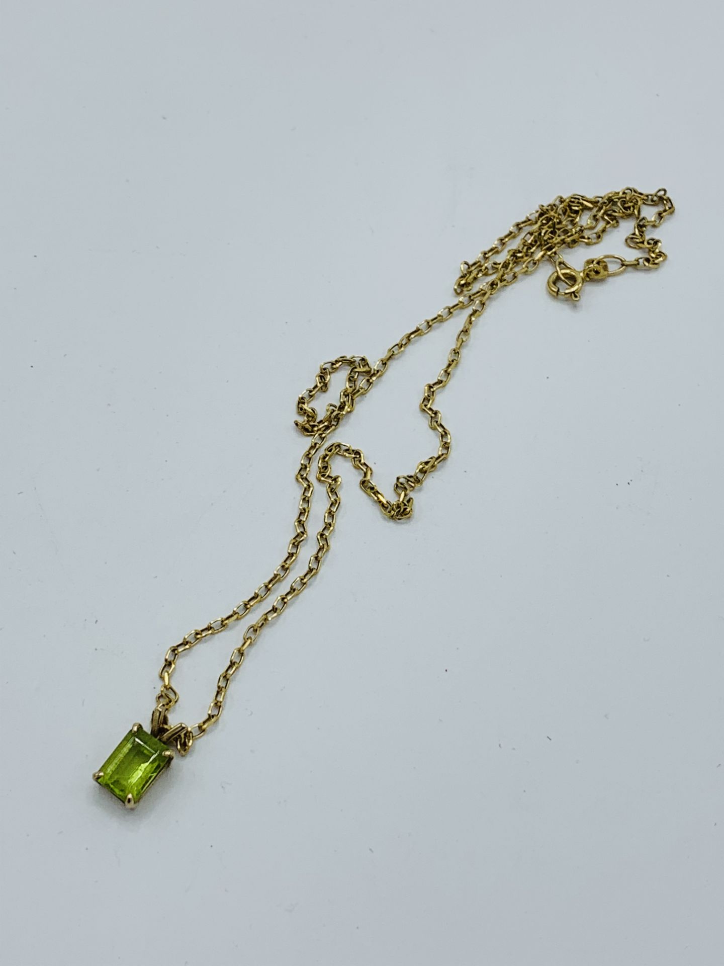 9ct yellow gold pendant necklace. Estimate £30-40. - Image 2 of 3