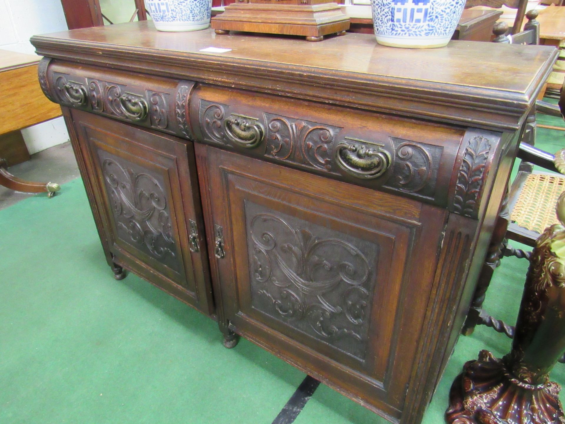 Oak sideboard with carved drawers and cupboard doors, 137 x 53 x 98cms. Estimate £10-20 - Image 4 of 5