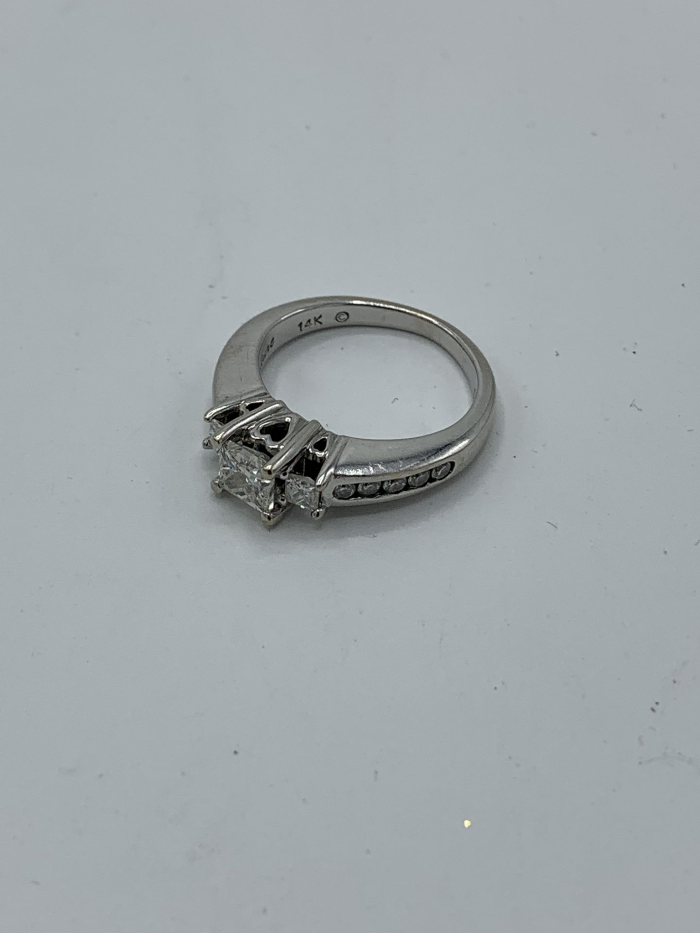 14ct white gold princess cut diamond 3 stone ring with diamonds to the shoulder, weight 4.6gms, size - Image 3 of 3