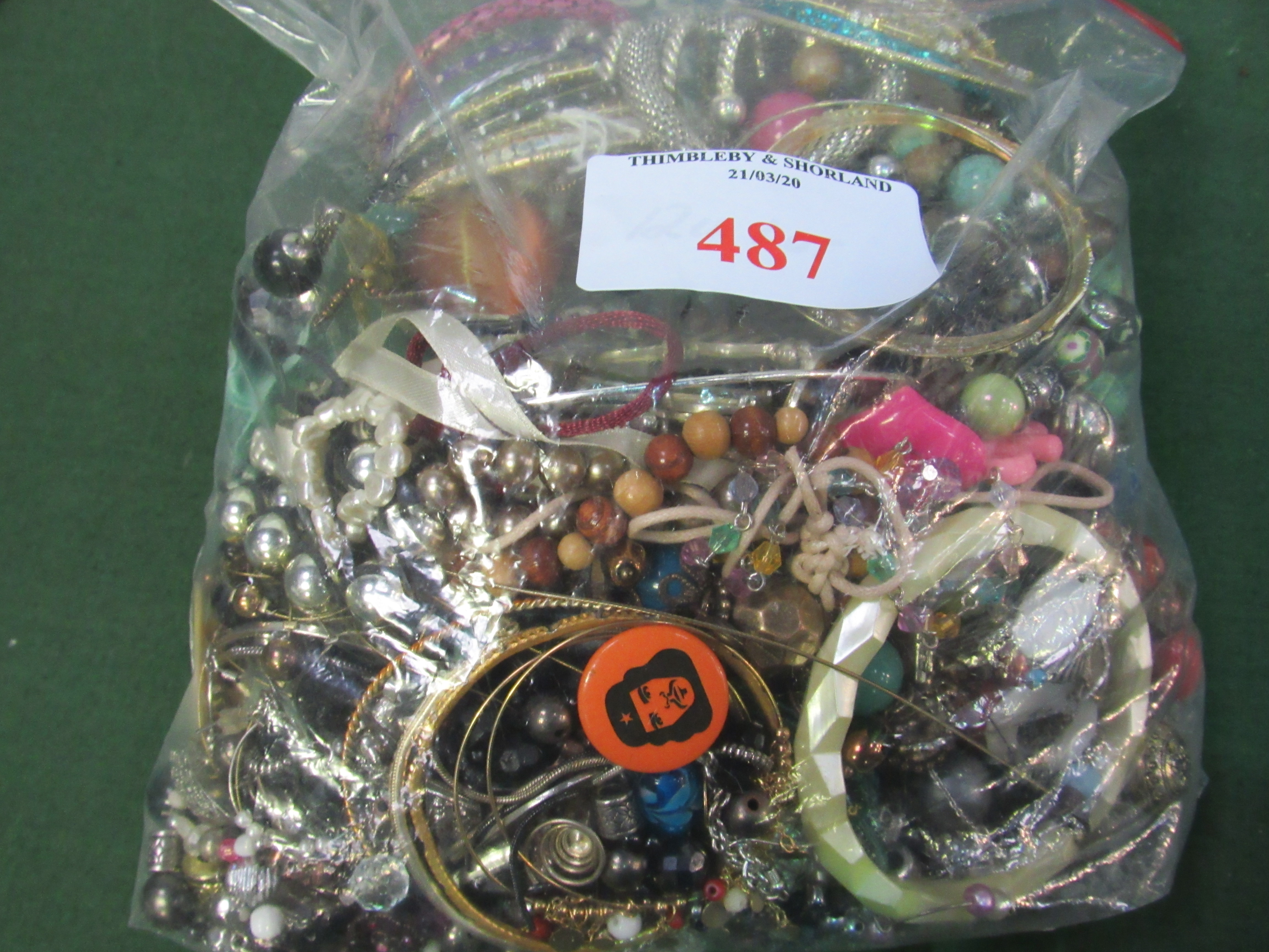 Bag of costume jewellery. Estimate £15-30.