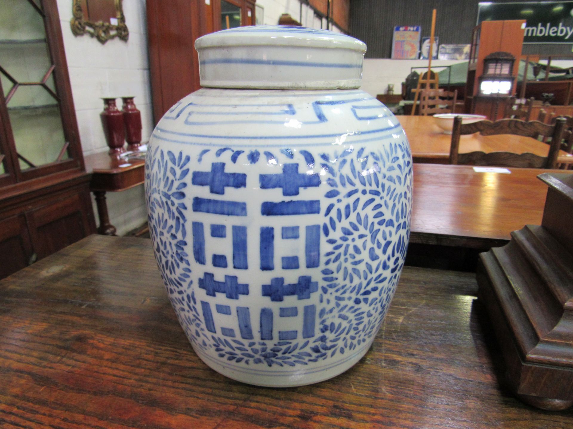 Pair of blue and white oriental covered jars. Estimate £30-50. - Image 2 of 4
