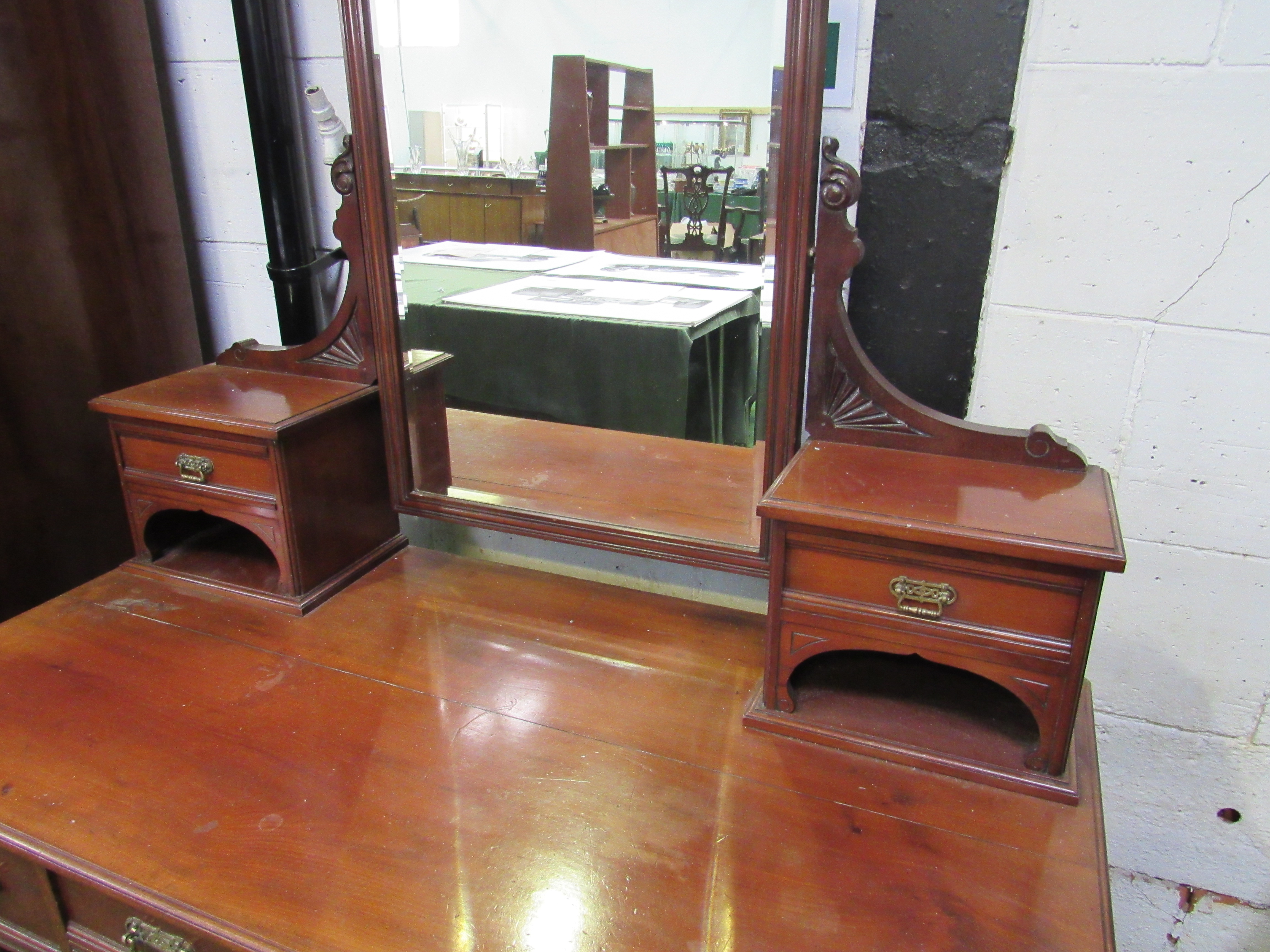 Mahogany dressing table with three frieze drawers, mirror flanked by two small cabinets, turned legs - Image 3 of 3