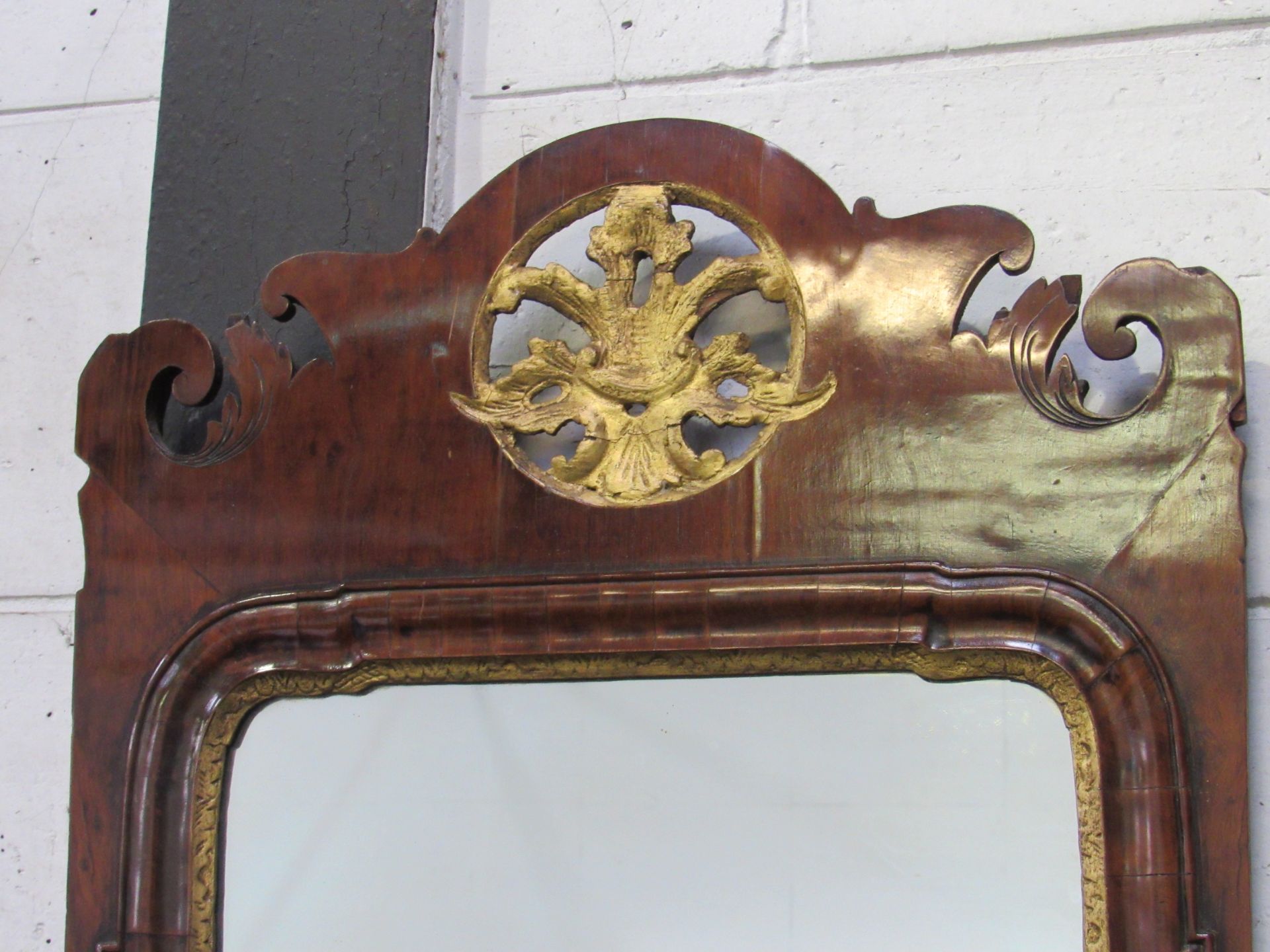 A Georgian mahogany Sheraton wall mirror. Mahogany veneer with parcel gilt waterfall relief - Image 2 of 3