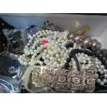 Box containing large quantity of costume jewellery. Estimate £20-30.