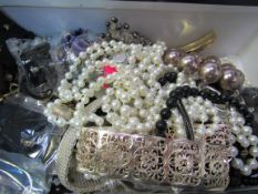 Box containing large quantity of costume jewellery. Estimate £20-30.