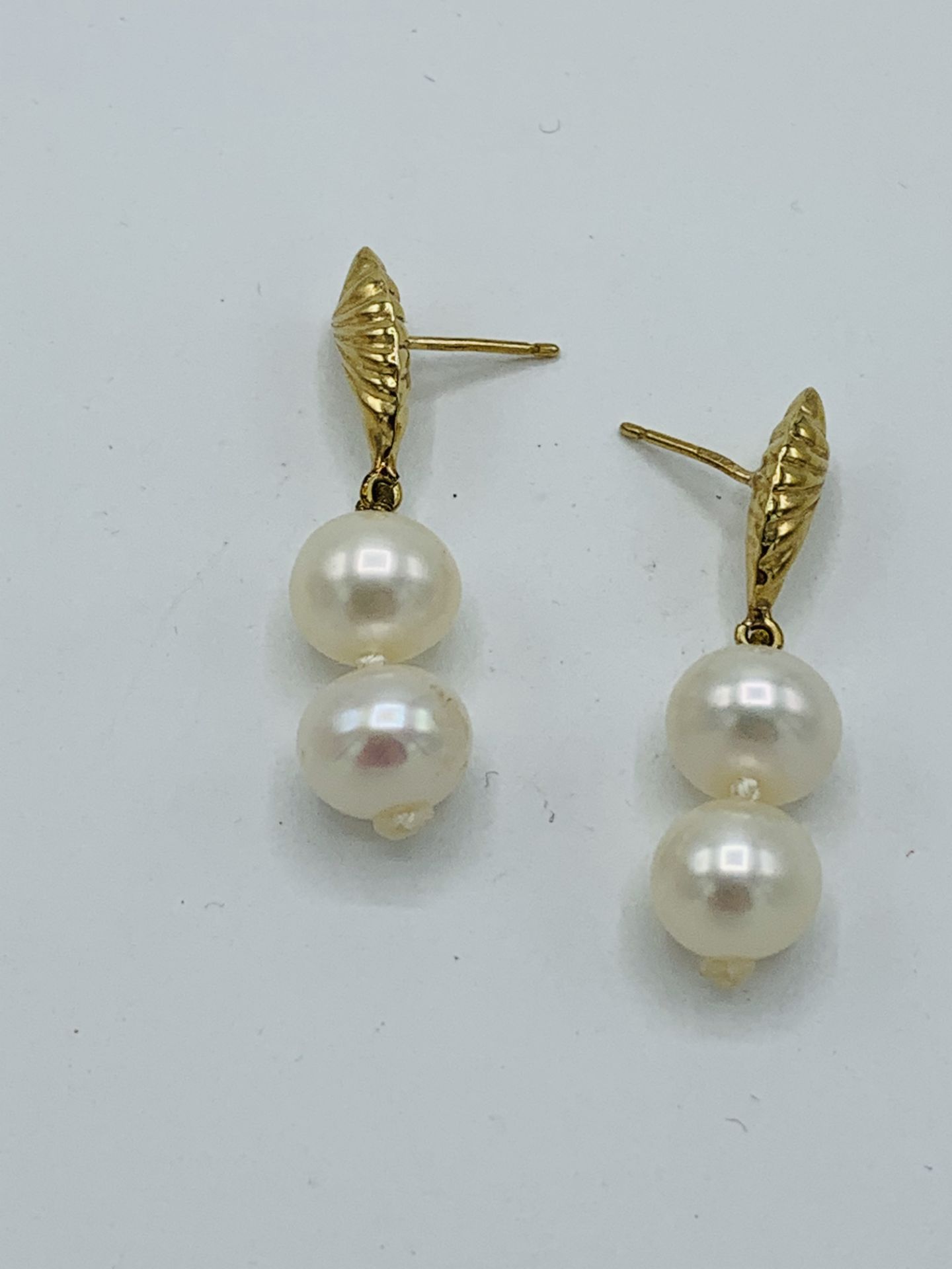 9ct gold and pearl drop earrings. Estimate £20-30. - Image 2 of 2