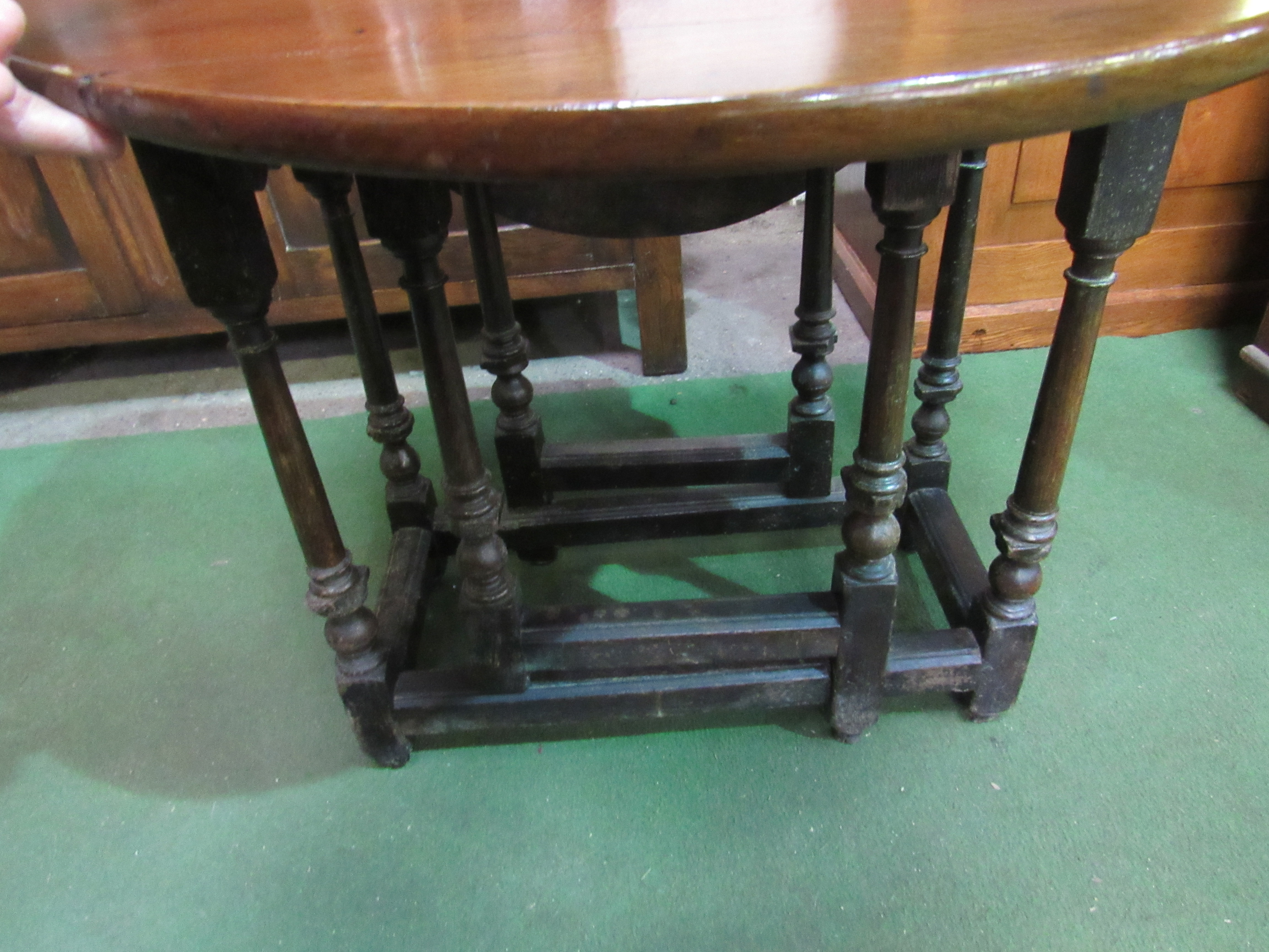 Oak gate leg drop side table, 75 x 92 x 69cms. Estimate £20-30.