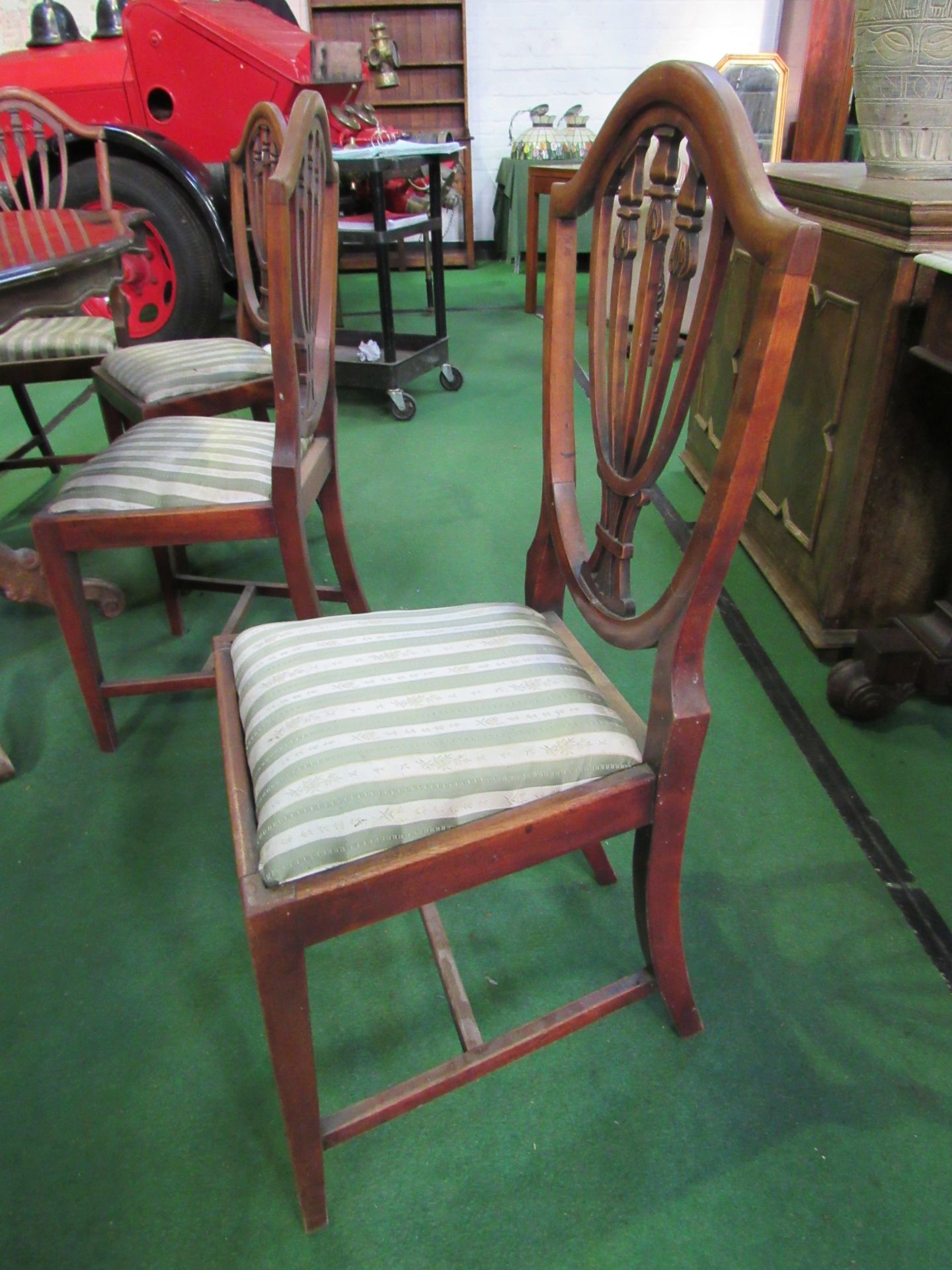 Set of 6 shield back Hepplewhite style dining chairs and 2 matching carvers. Estimate £120-150. - Image 5 of 6