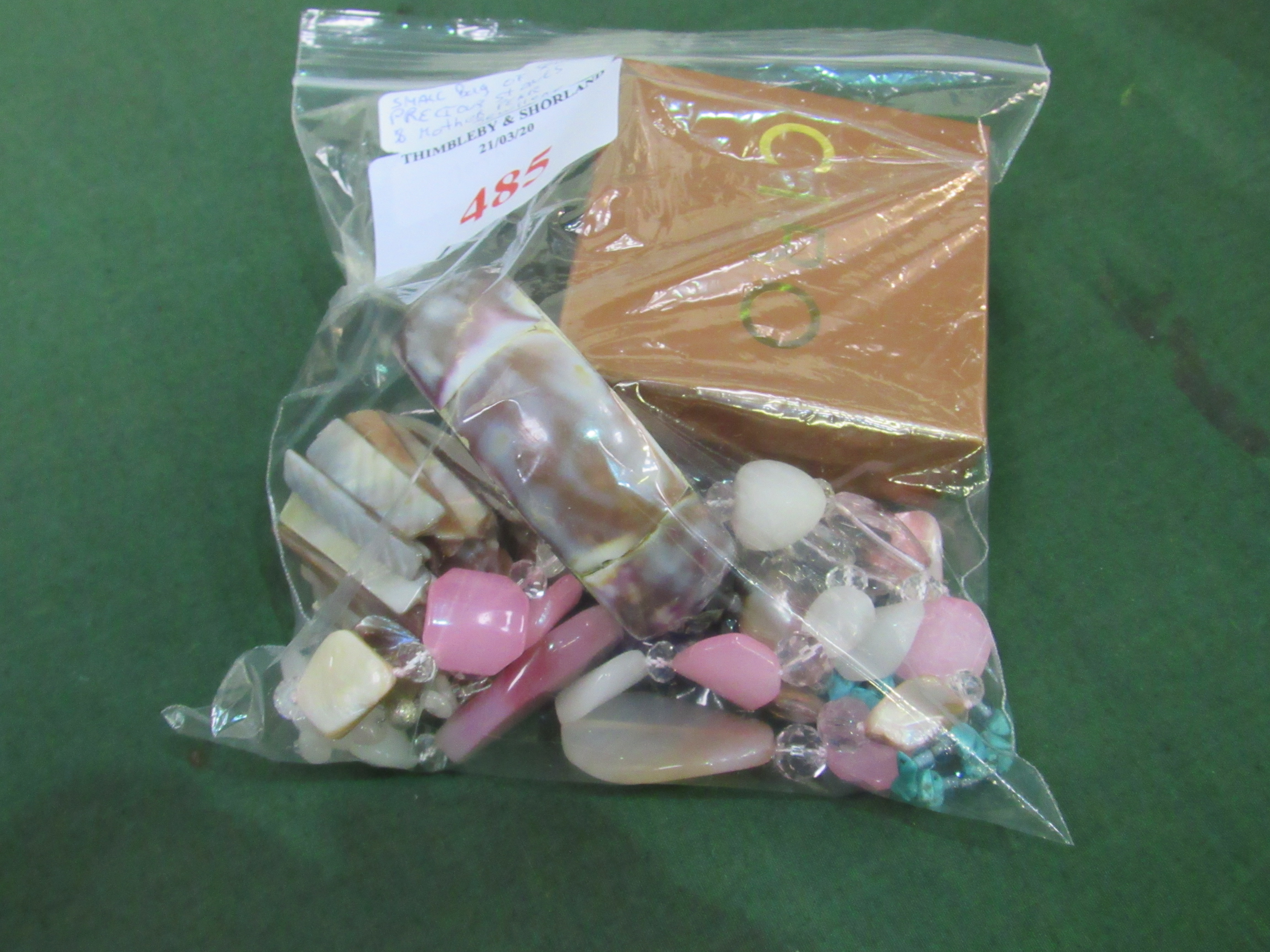 Bag of stones and Mother of Pearl jewellery. Estimate £15-30.