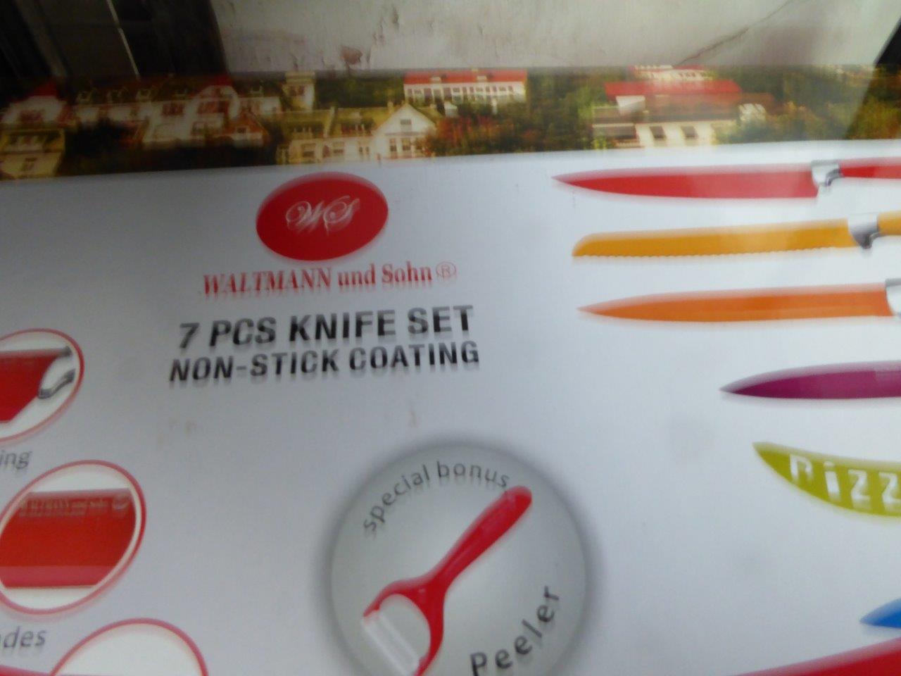7-piece knife set coloured.