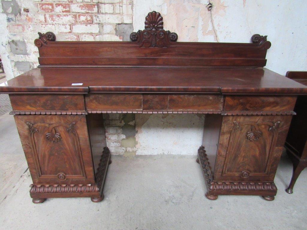 Mahogany pedestal sideboard with 4 frieze drawers, 2 cupboards & carved top upstand, 200 x 61 x - Image 2 of 2