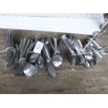 Quantity of cutlery.