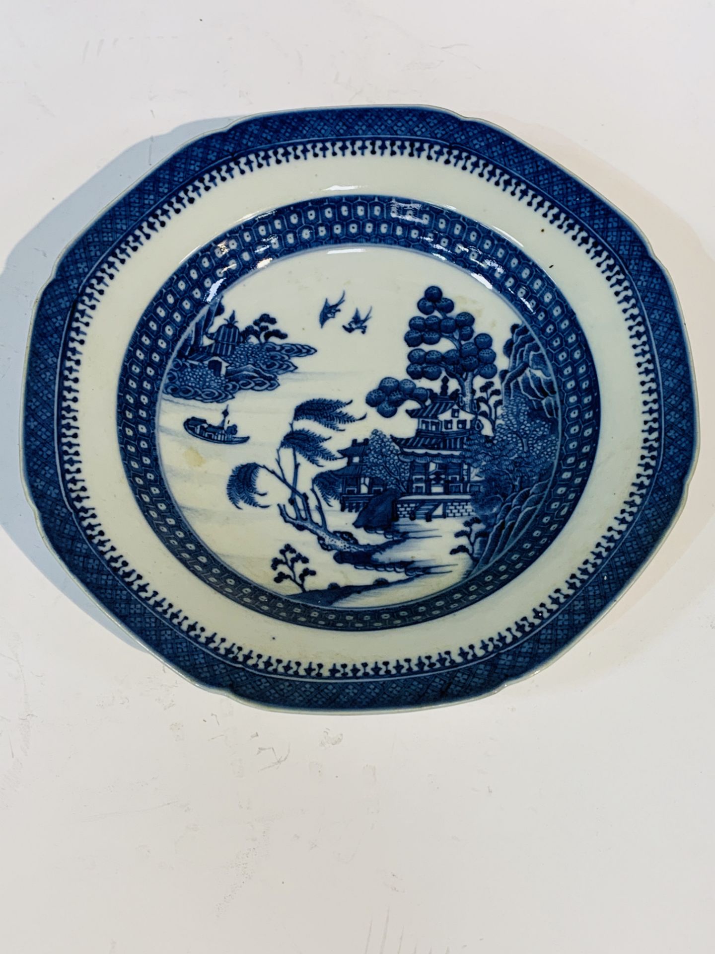 2 blue and white willow pattern octagonal bowls, diameter 24cms; blue glazed Chinese pattern octagon - Image 3 of 4