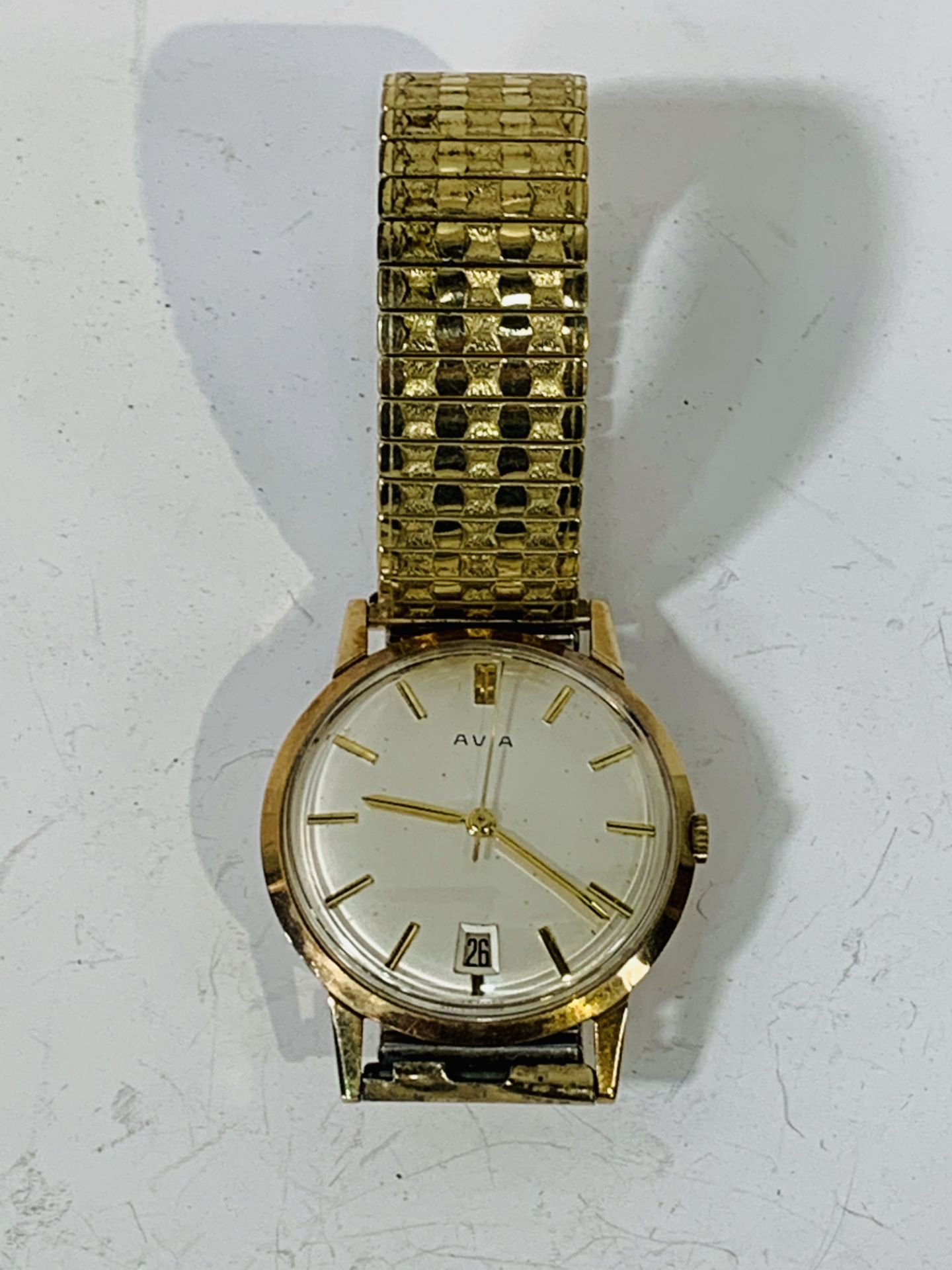 Avia 9ct gold cased manual wind wrist watch, 35 mm dial with date aperture, on rolled gold expandabl