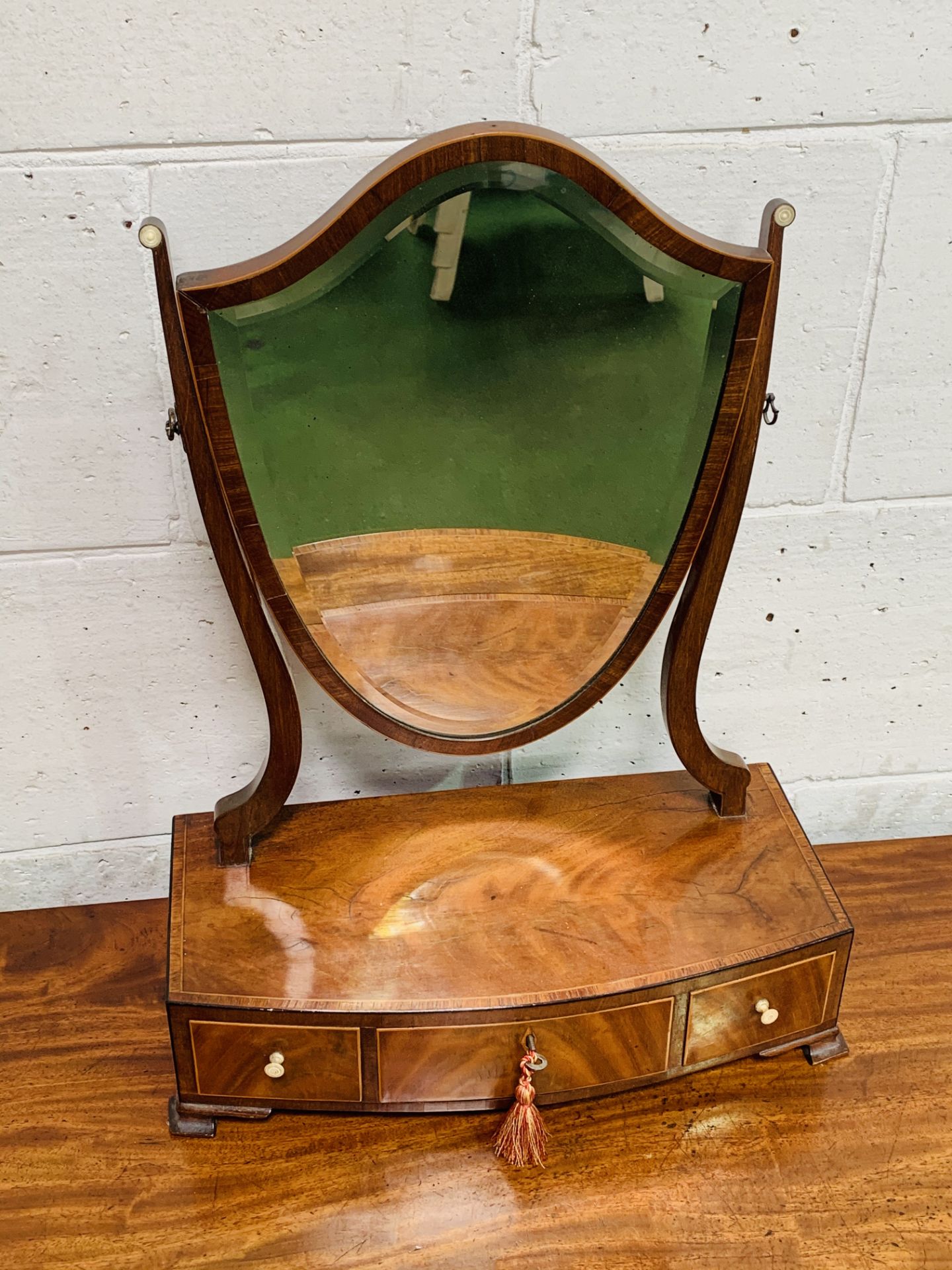 Mahogany shield shaped toilet mirror with 3 drawers to base. - Image 2 of 2