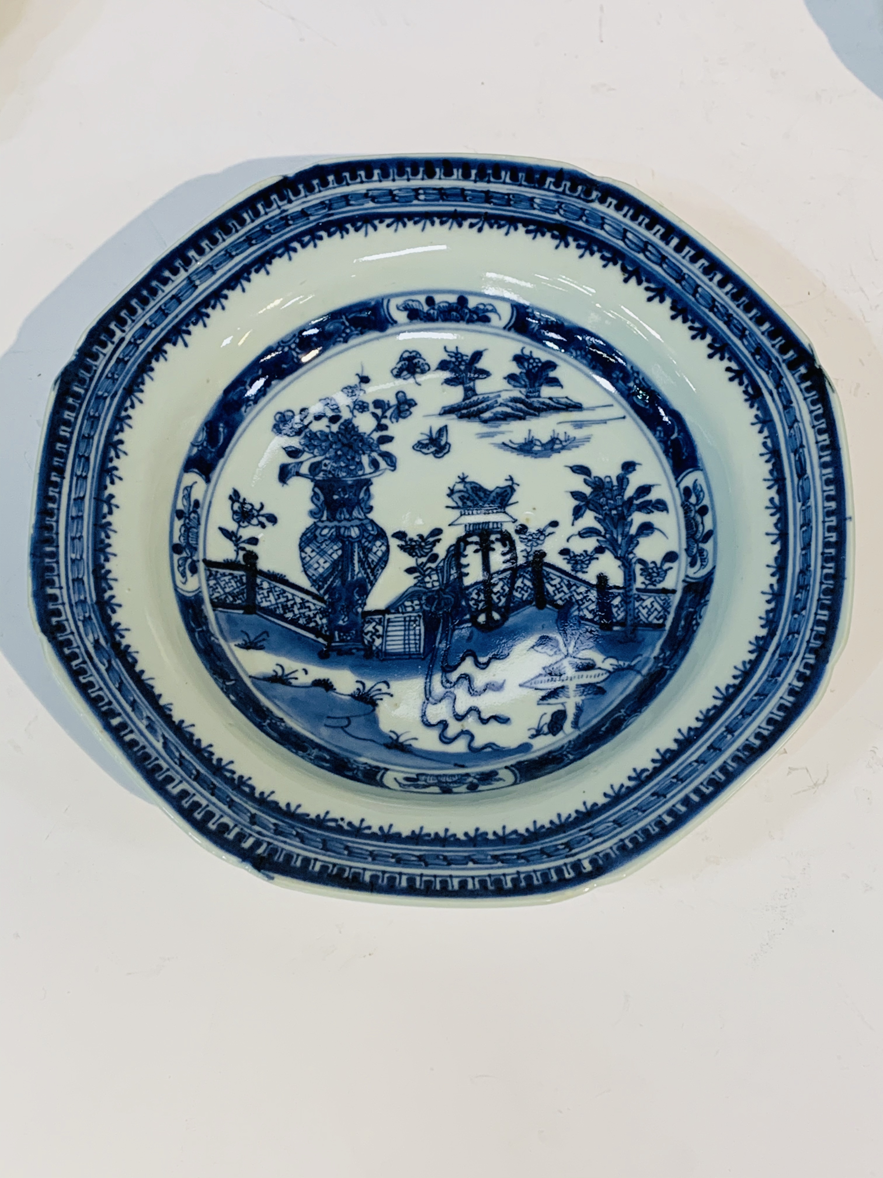 2 blue and white willow pattern octagonal bowls, diameter 24cms; blue glazed Chinese pattern octagon - Image 4 of 4