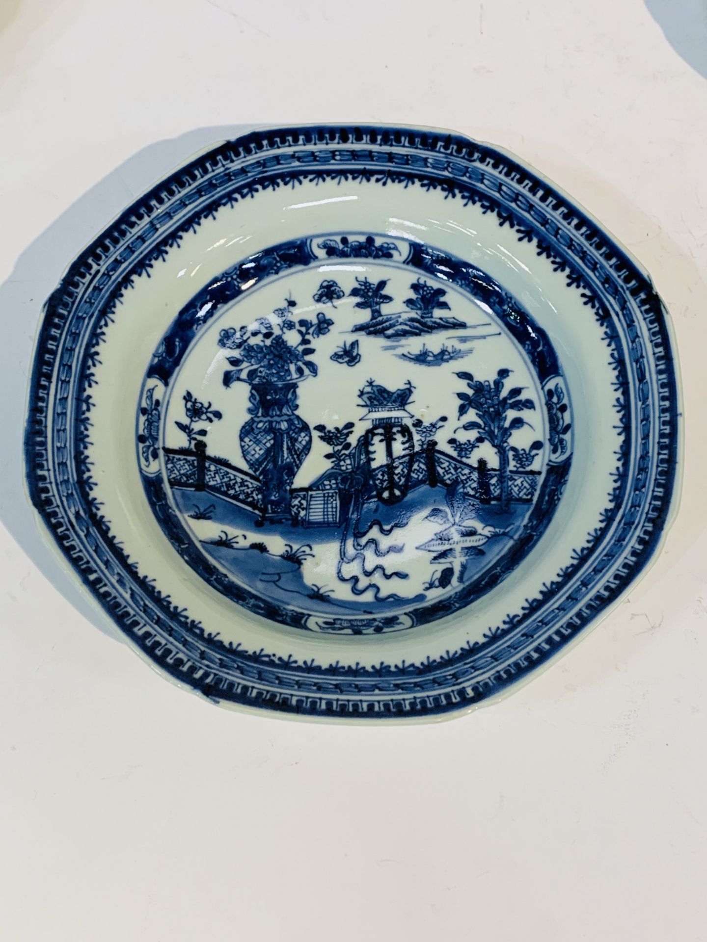 2 blue and white willow pattern octagonal bowls, diameter 24cms; blue glazed Chinese pattern octagon - Image 4 of 4