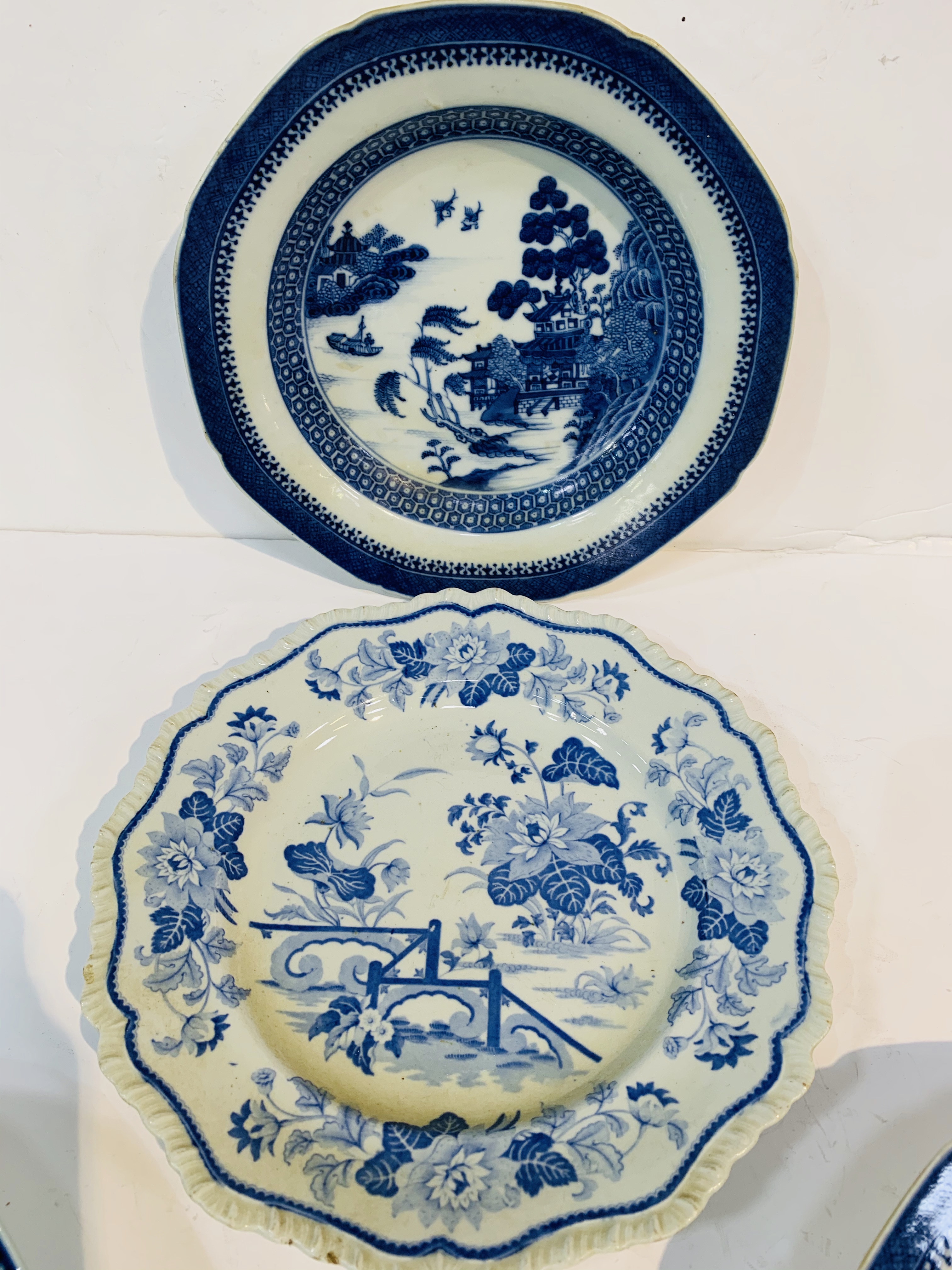 2 blue and white willow pattern octagonal bowls, diameter 24cms; blue glazed Chinese pattern octagon - Image 2 of 4