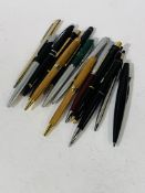 Collection of 14 branded and unbranded vintage ball pens.