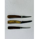 3 Saynor, Cook & Ridal folding pruning knives, the body of each about 10cms long, one with stag horn