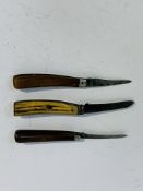 3 Saynor, Cook & Ridal folding pruning knives, the body of each about 10cms long, one with stag horn