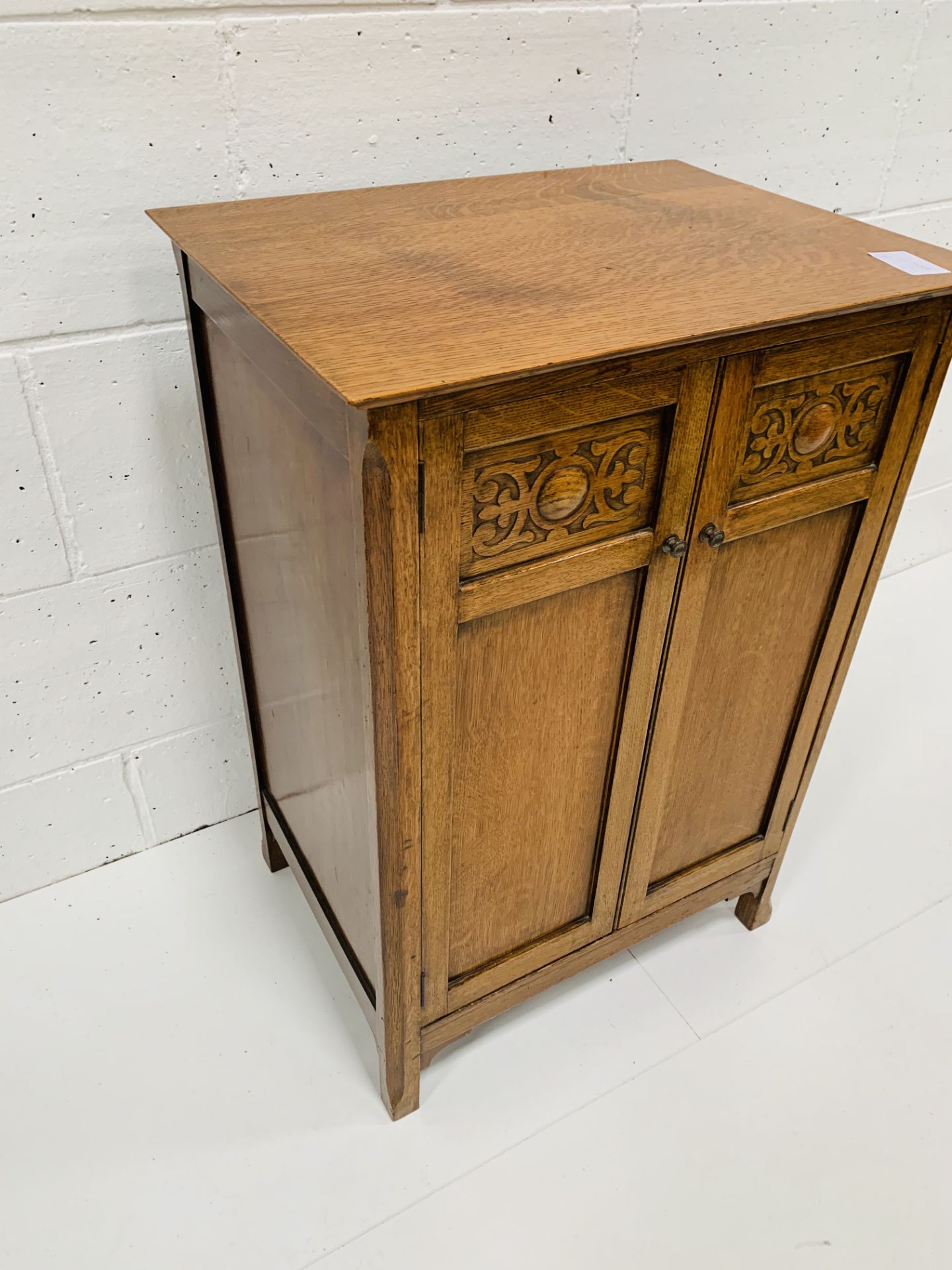 Arts and Crafts style oak two door cabinet. - Image 2 of 3