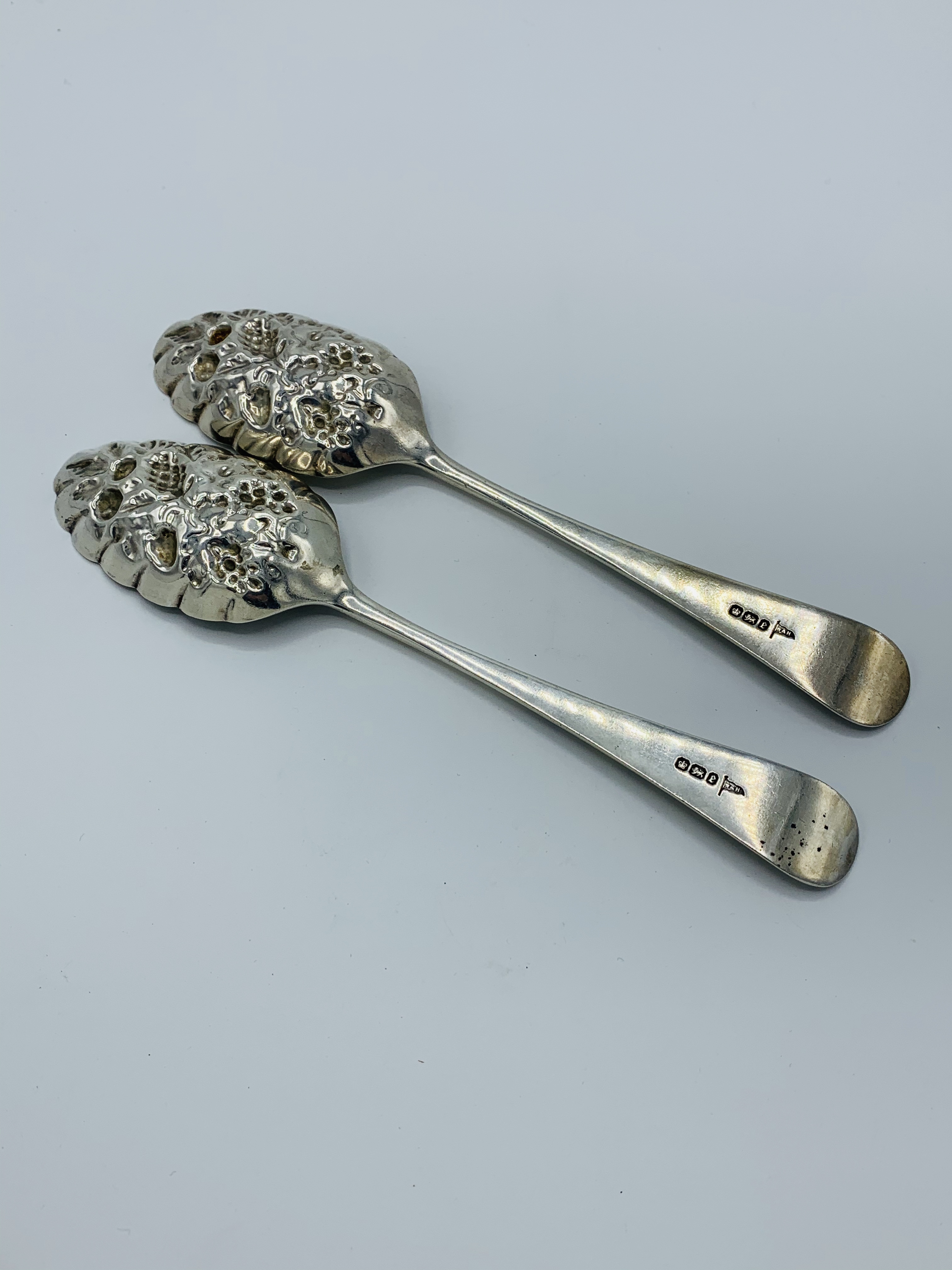 2 silver berry spoons by Walker & Hall. - Image 3 of 3