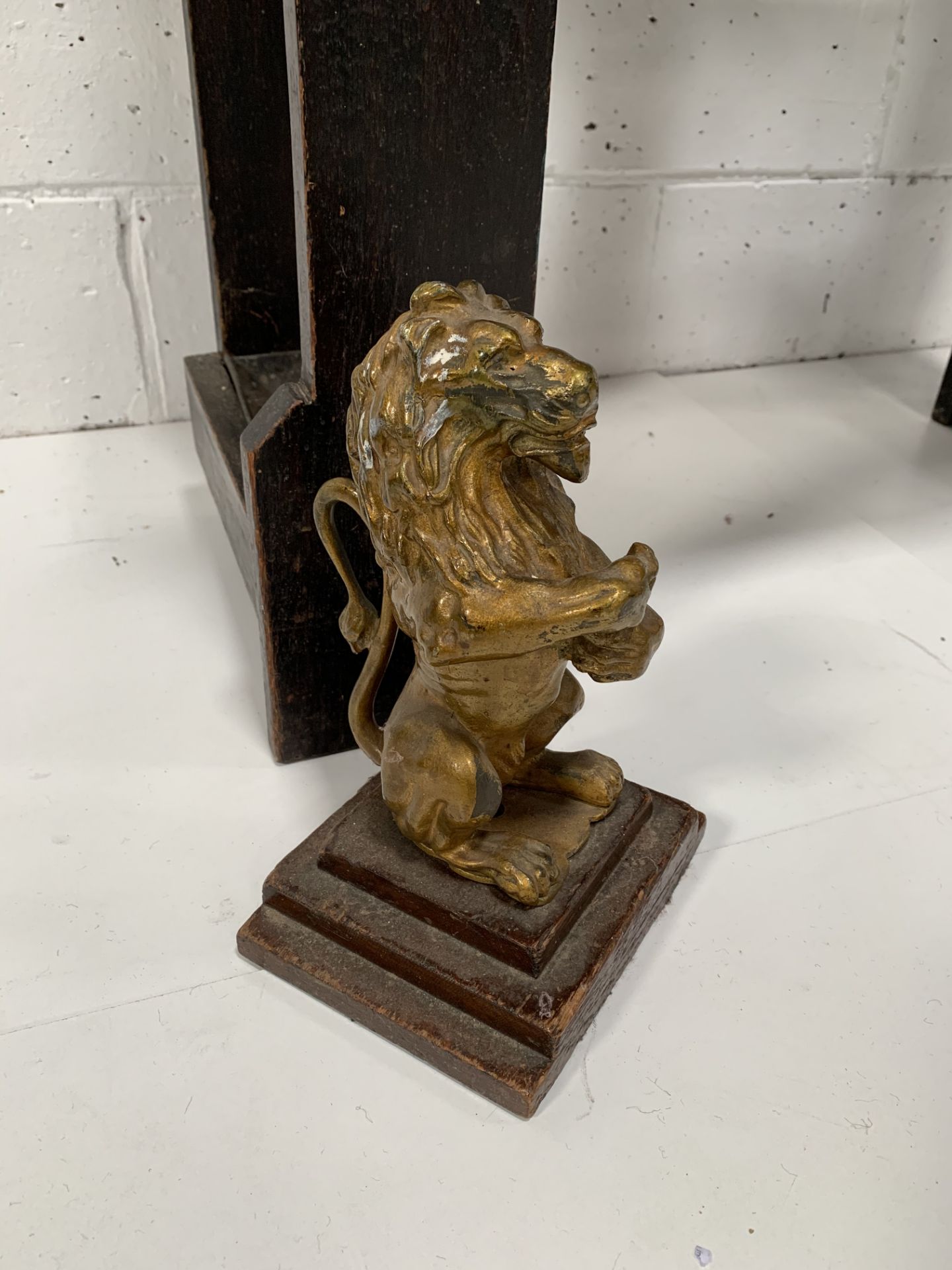 Early 20th Century oak hall chair, and a metal lion doorstop. - Image 2 of 3