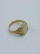 9ct gold signet ring with ornate shoulders and a reversible top. 5gms. Size T 1/2