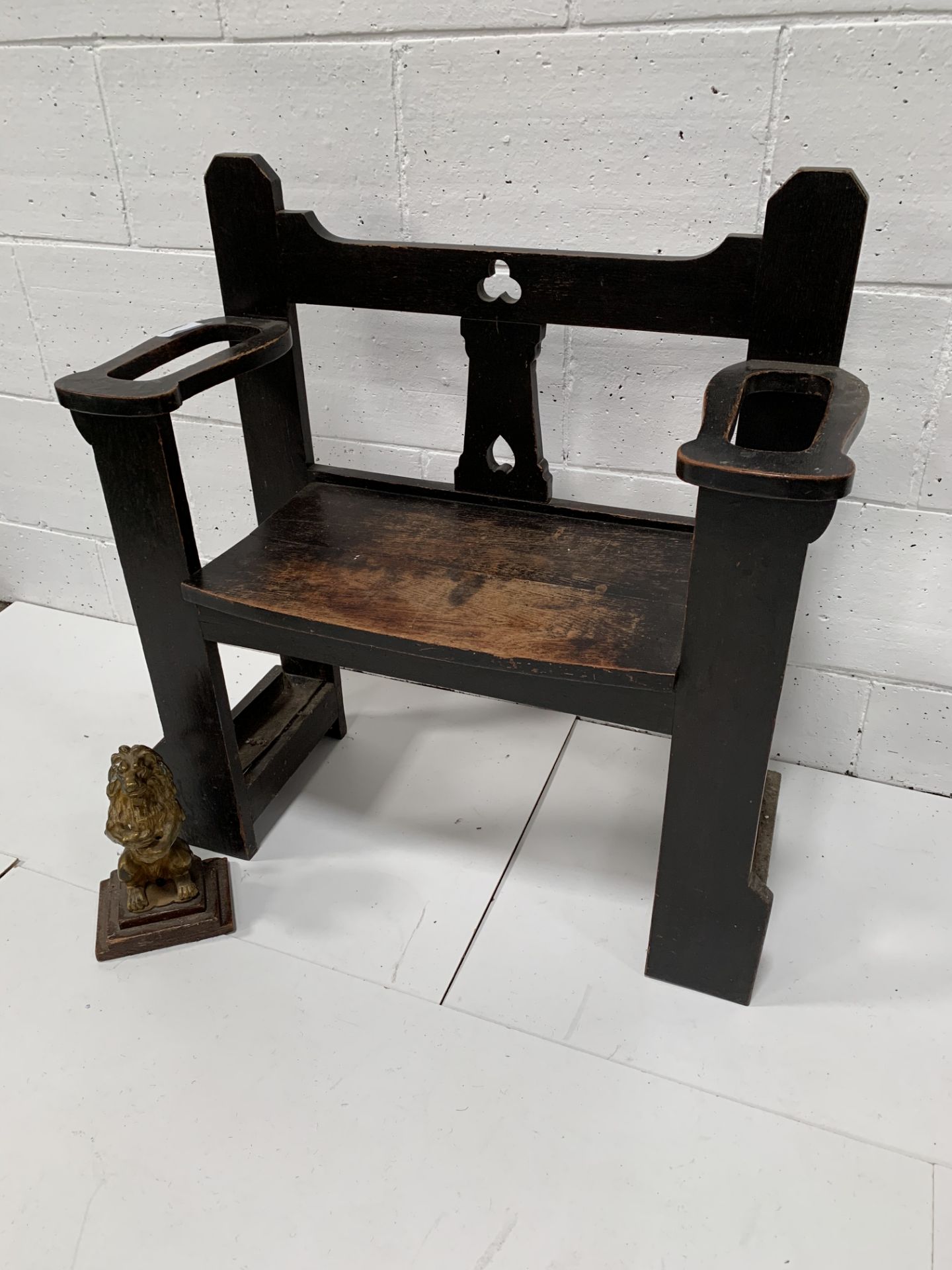 Early 20th Century oak hall chair, and a metal lion doorstop. - Image 3 of 3