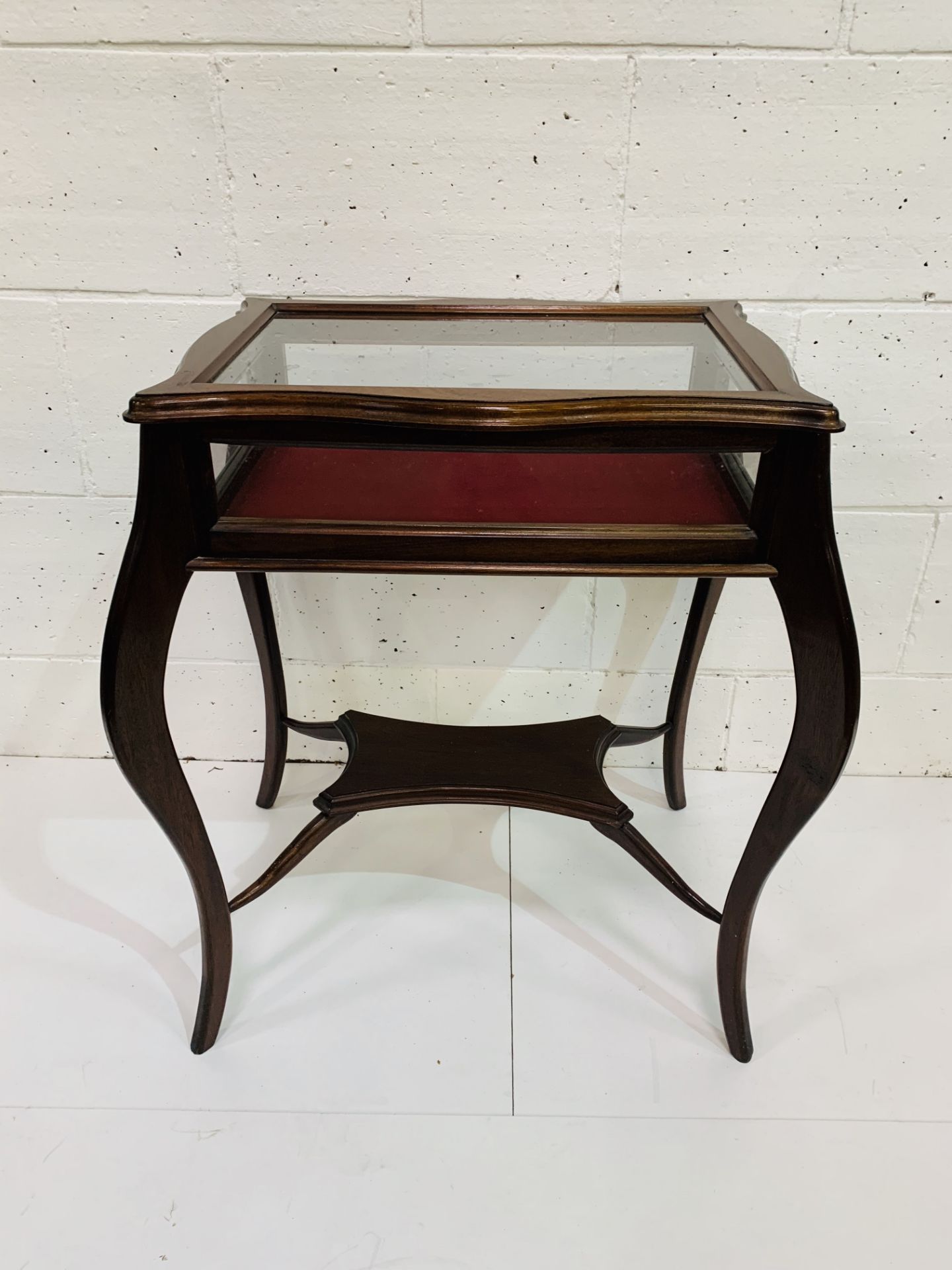 Mahogany bow legged glass topped display cabinet, with under shelf. - Image 2 of 3