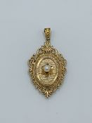 Ornate 9ct gold hinged locket set with single freshwater pearl to centre.