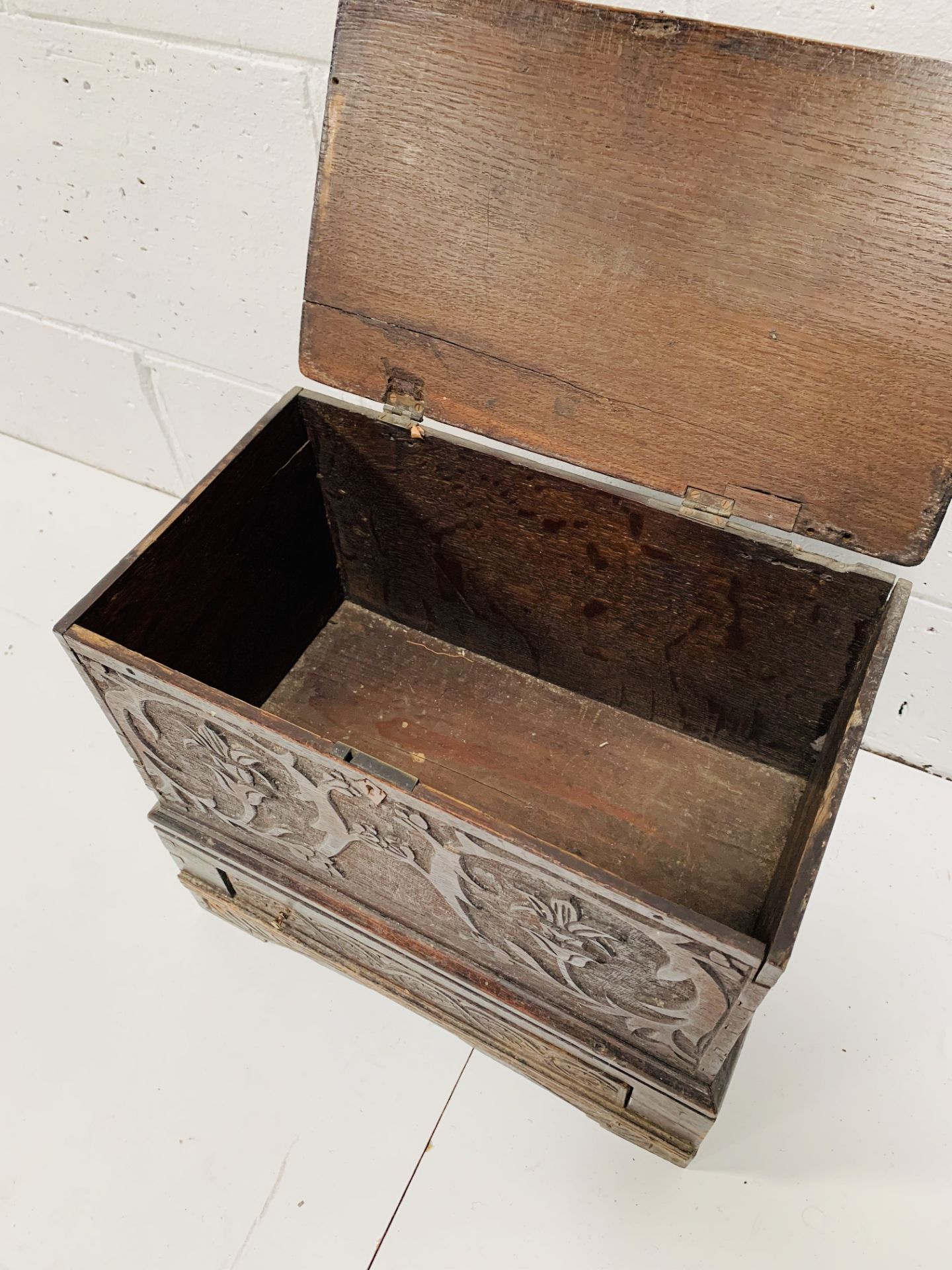 Small carved oak chest with drawer beneath. - Image 4 of 4