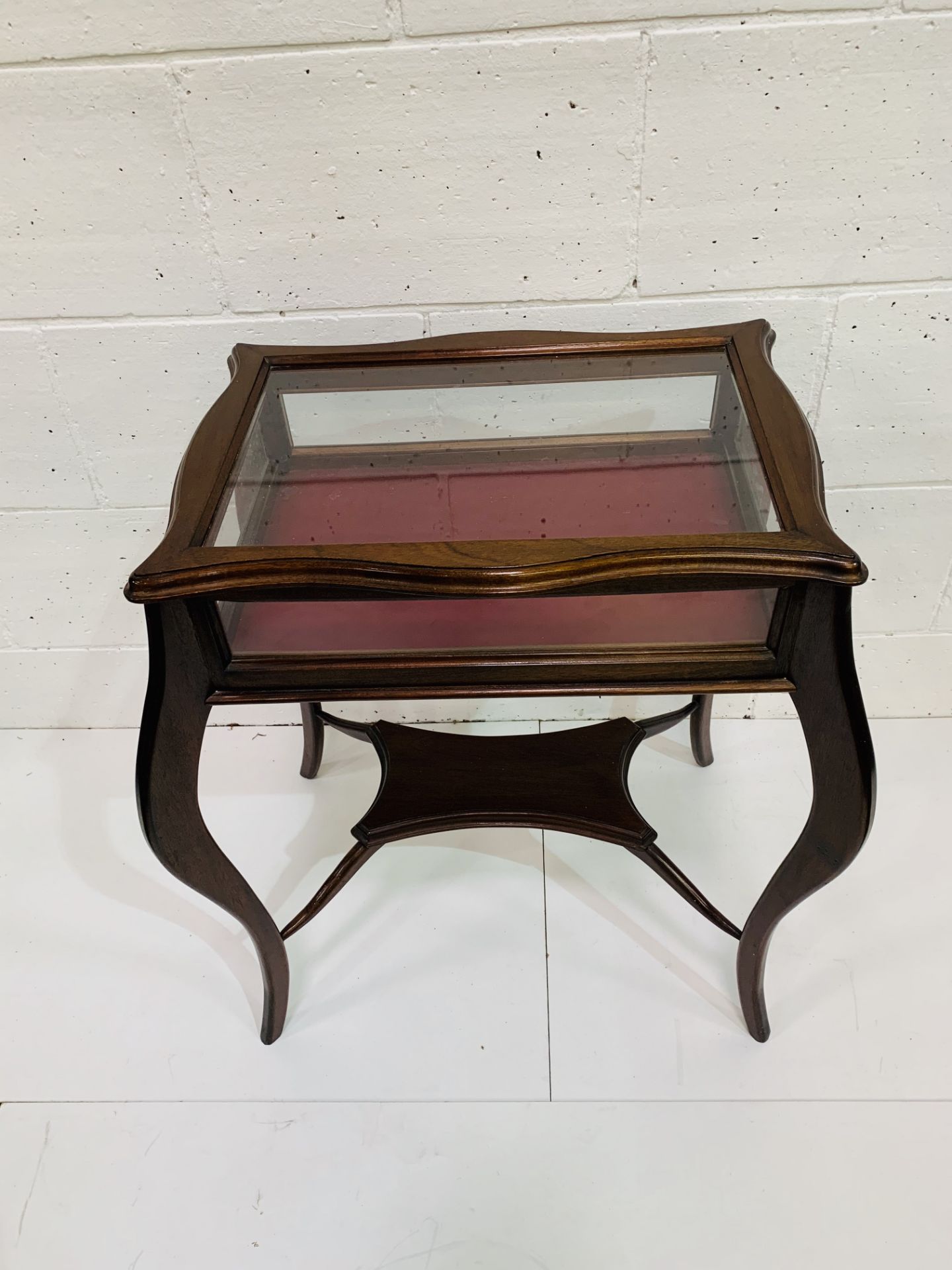 Mahogany bow legged glass topped display cabinet, with under shelf. - Image 3 of 3