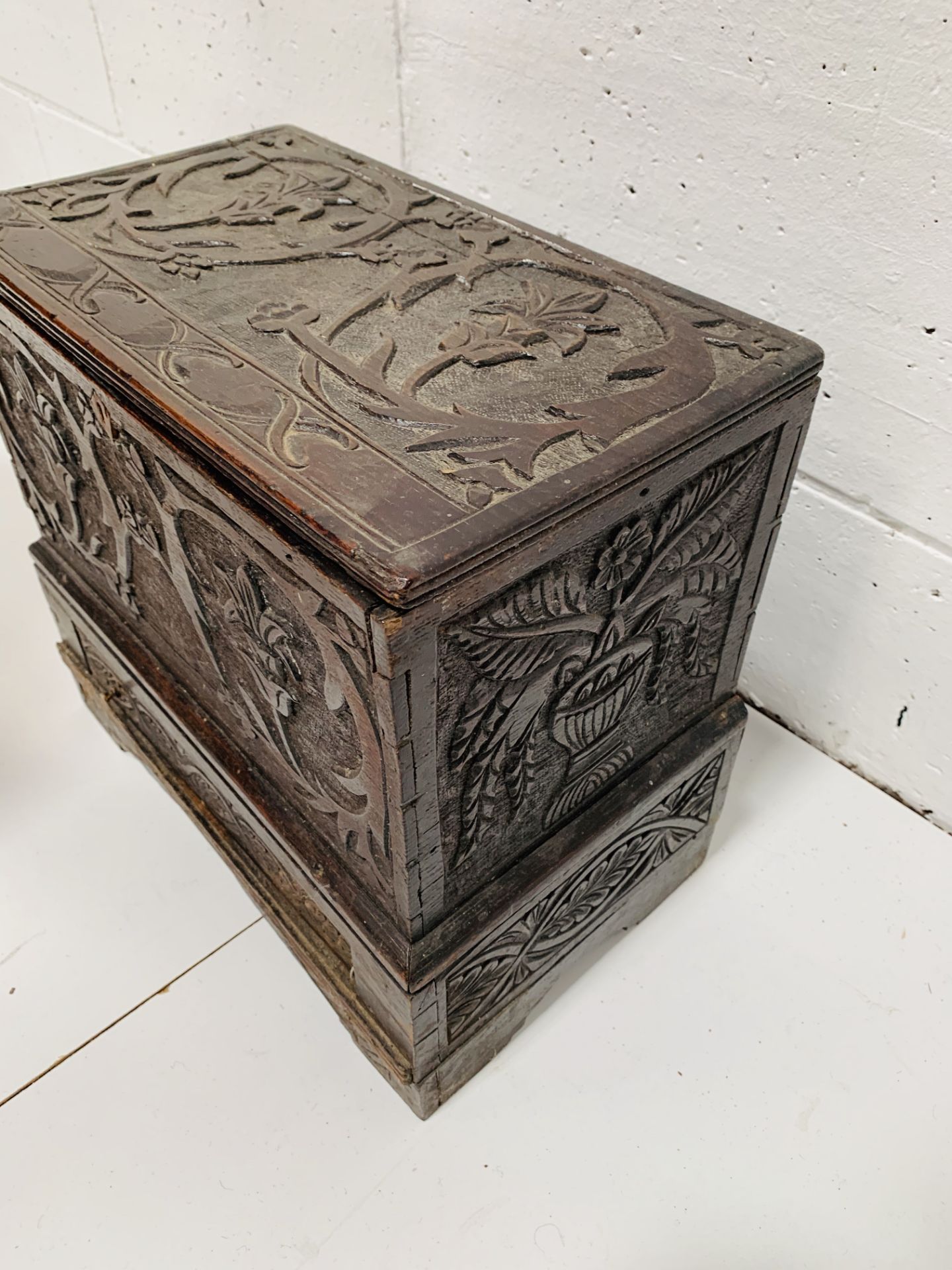 Small carved oak chest with drawer beneath. - Image 3 of 4